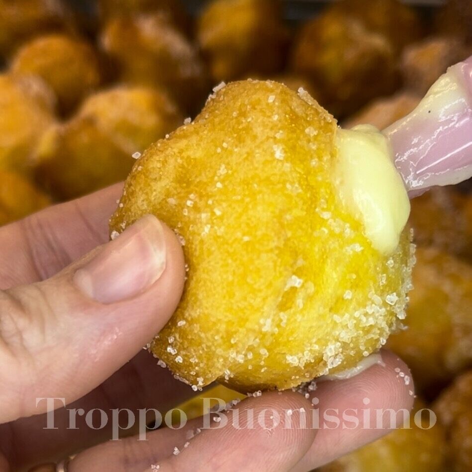 Carnaval beignets, tortelli, giallo zafferano