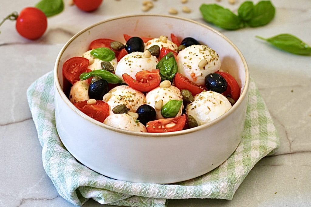 Mozzarella hapjes op mediterrane wijze, vers en ZONDER KOKEN!