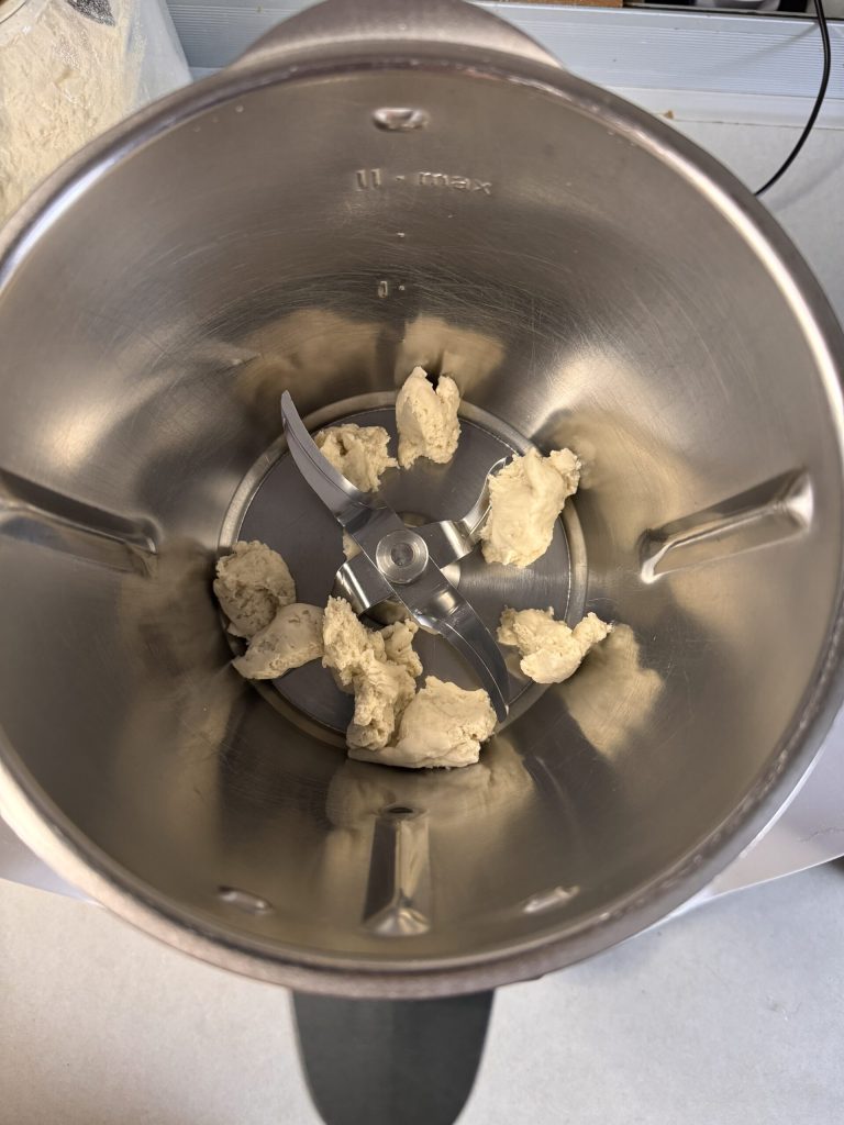 het overschot van desemstarter in stukjes breken