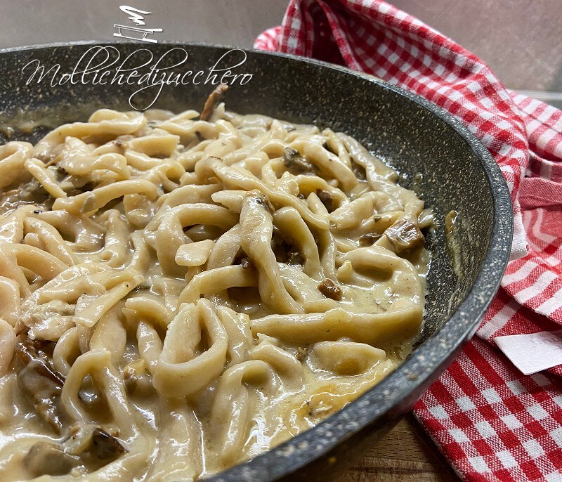 pasta met gorgonzolacrème en eekhoorntjesbrood