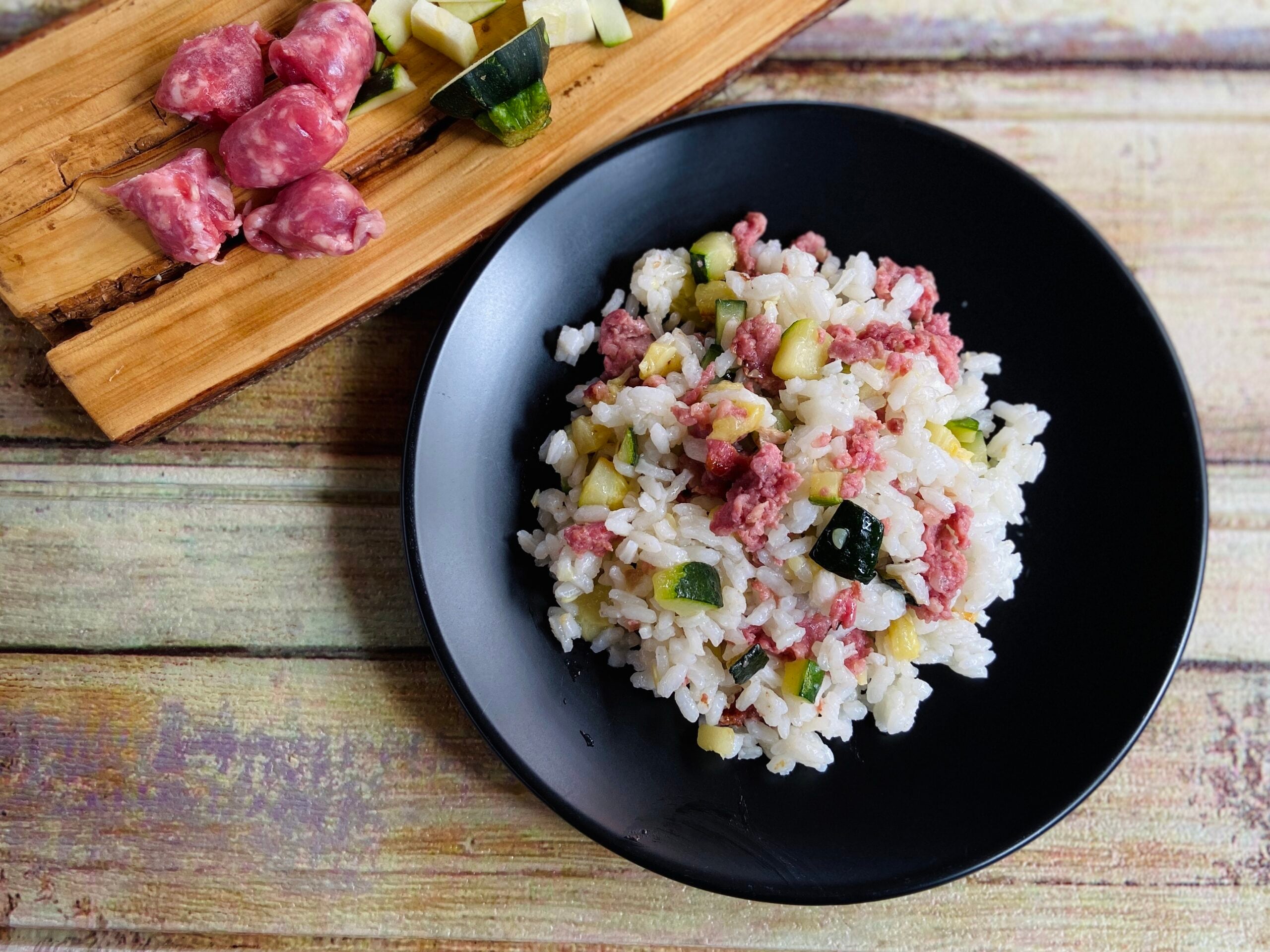 Rijstsalade met courgette en worst