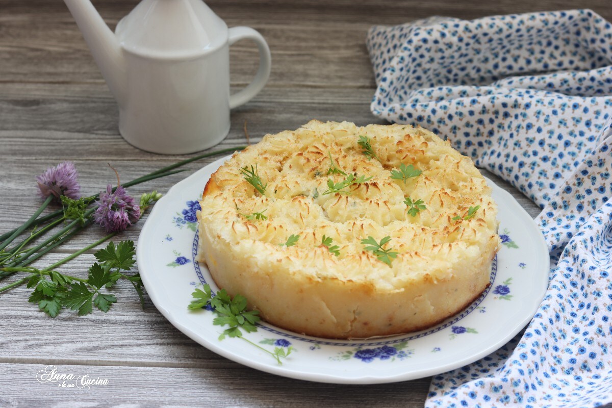 Aardappeltaart gevuld met ham en provola