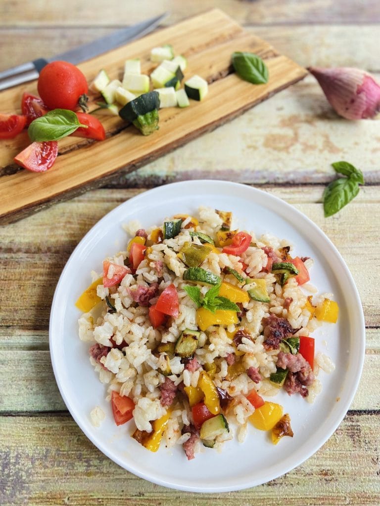 Rijstsalade met rundvlees en groenten
