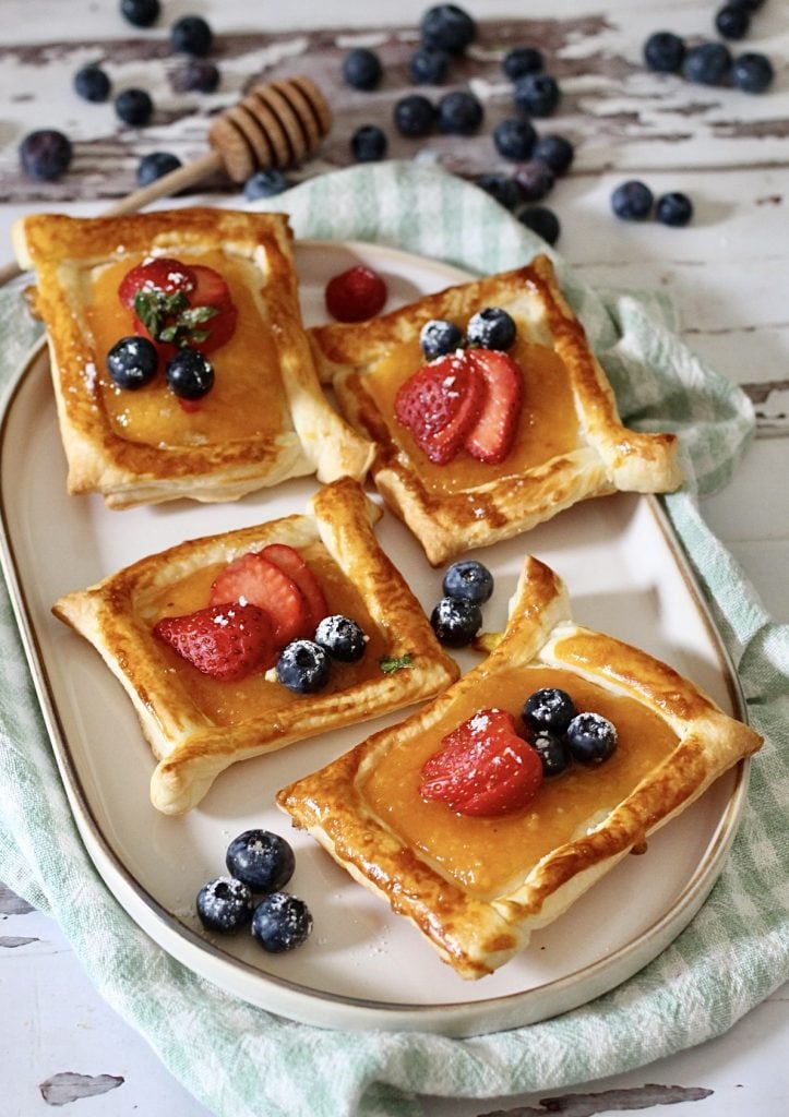 Bladerdeeggebakjes met jam