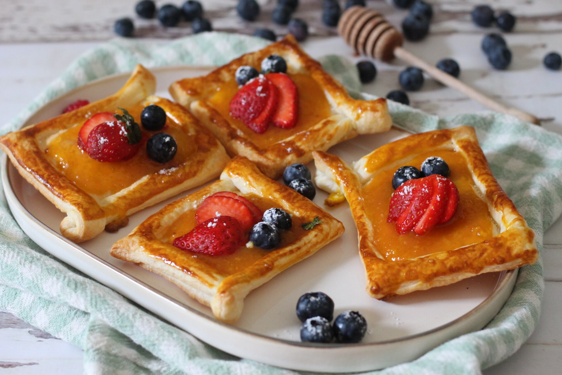 Bladerdeeggebakjes met jam