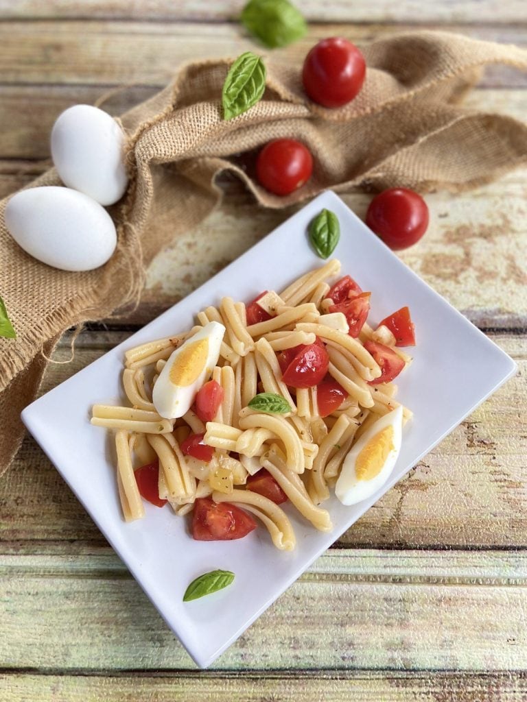 Koude pasta met eieren en cherrytomaten