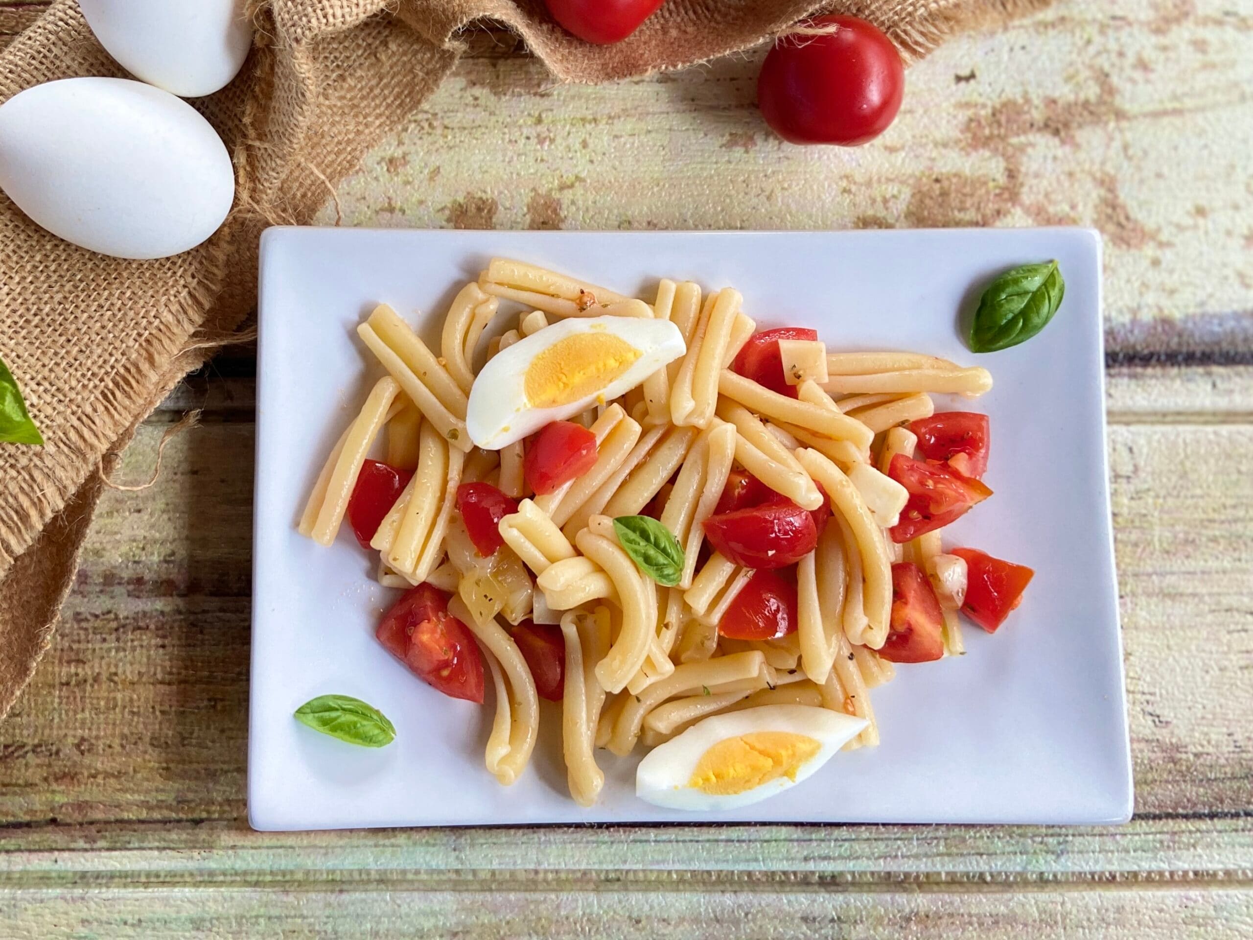 Koude pasta met eieren en cherrytomaten