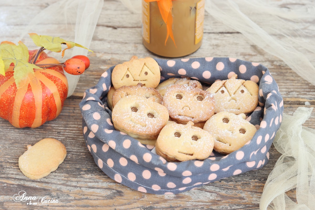 Pompoenachtige halloweenkoekjes met pindakaas