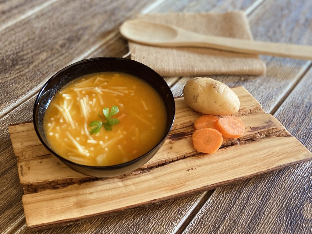 hete soep van aardappelen en wortels