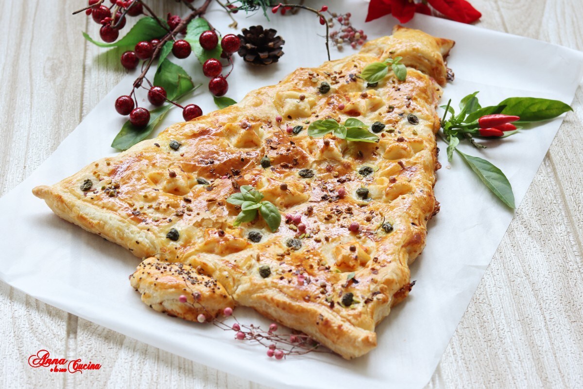Kerstboompje van bladerdeeg met pizzasmaak