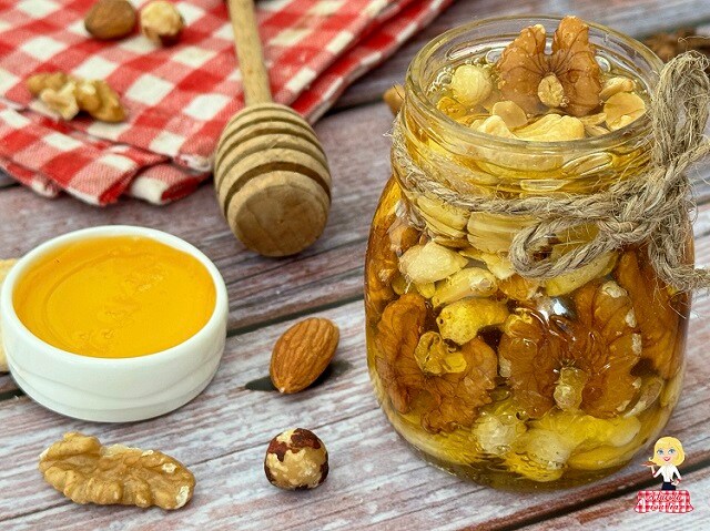 GEDROOGD FRUIT MET HONING natuurlijk of om desserts, ijs of yoghurt te verrijken