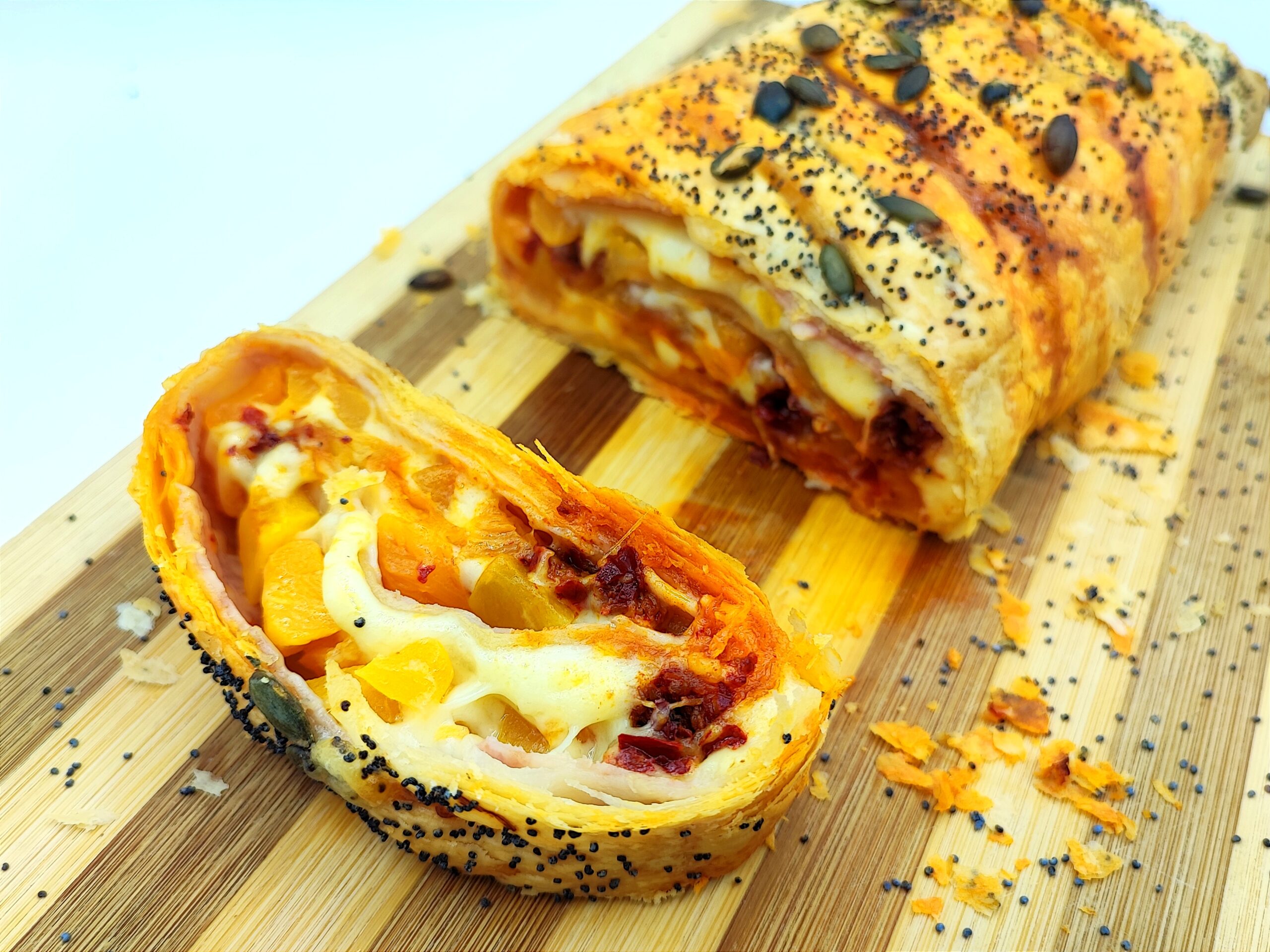 Bladerdeegrol met pompoen en nduja