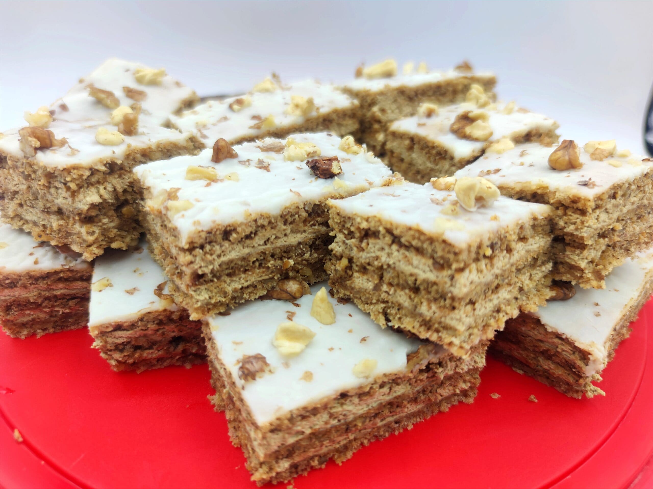 Gelaagde taart met noten en koffie