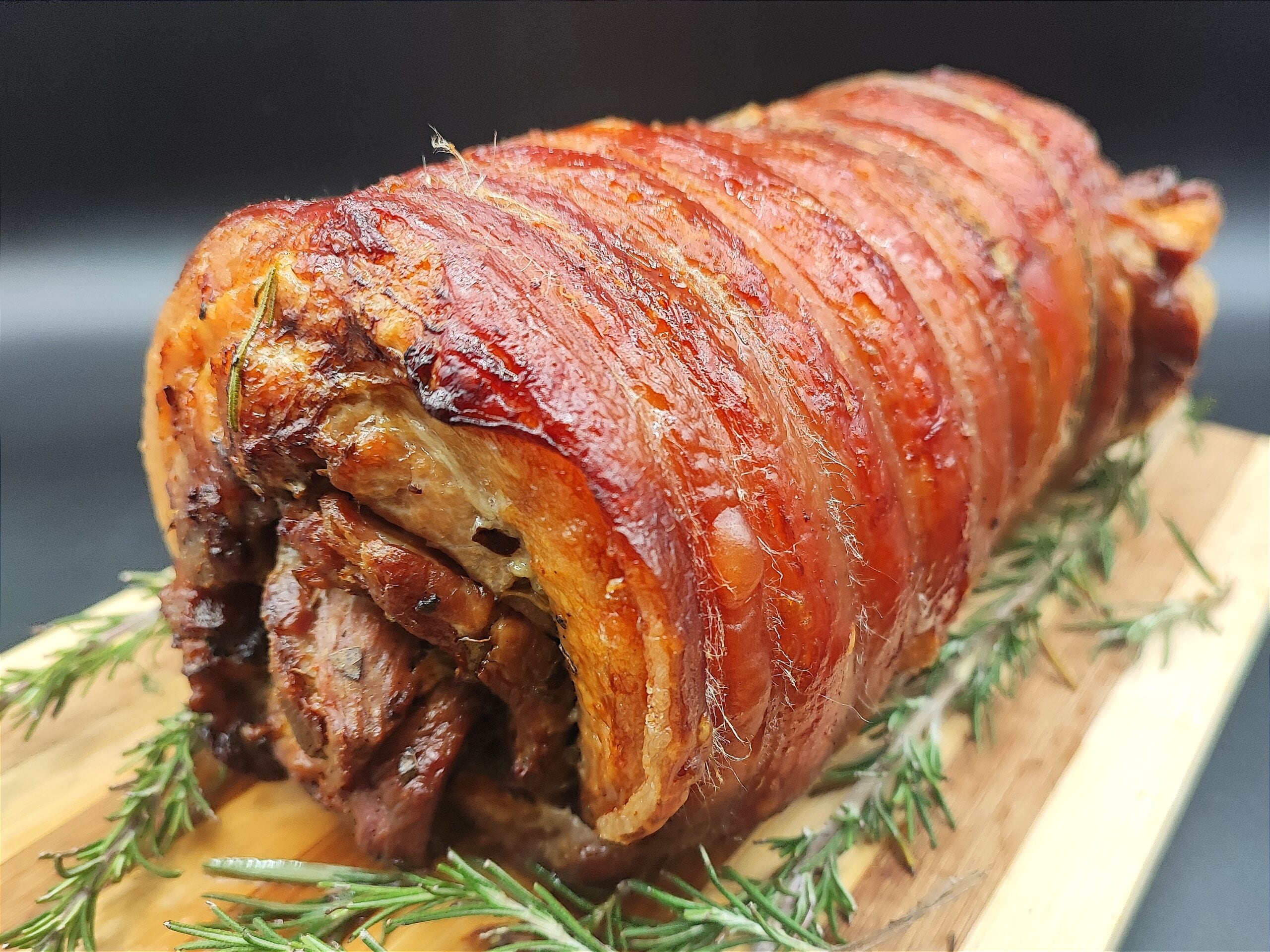 Zelfgemaakte porchetta met volledige procedure