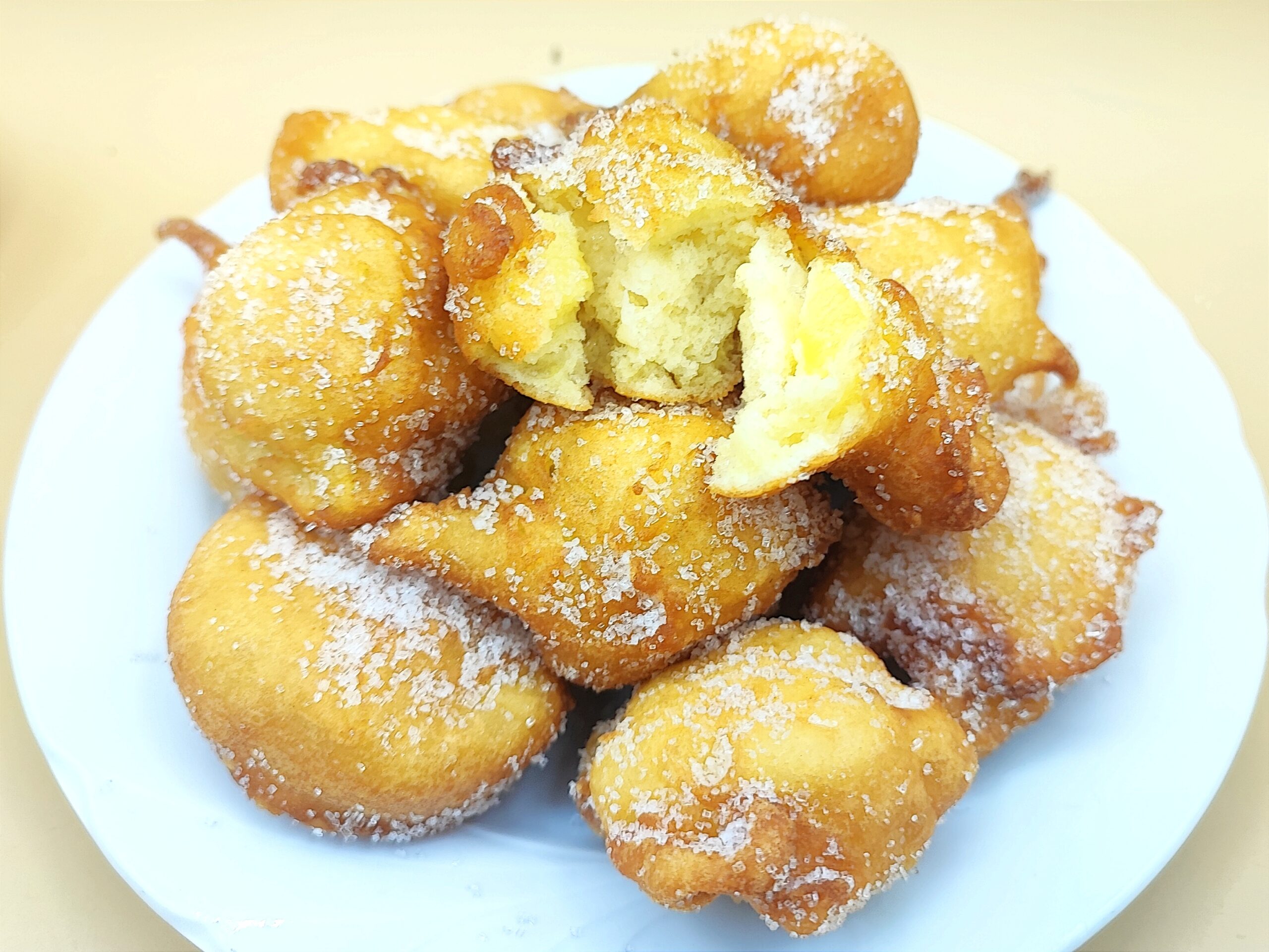 Appelbeignets met een lepel
