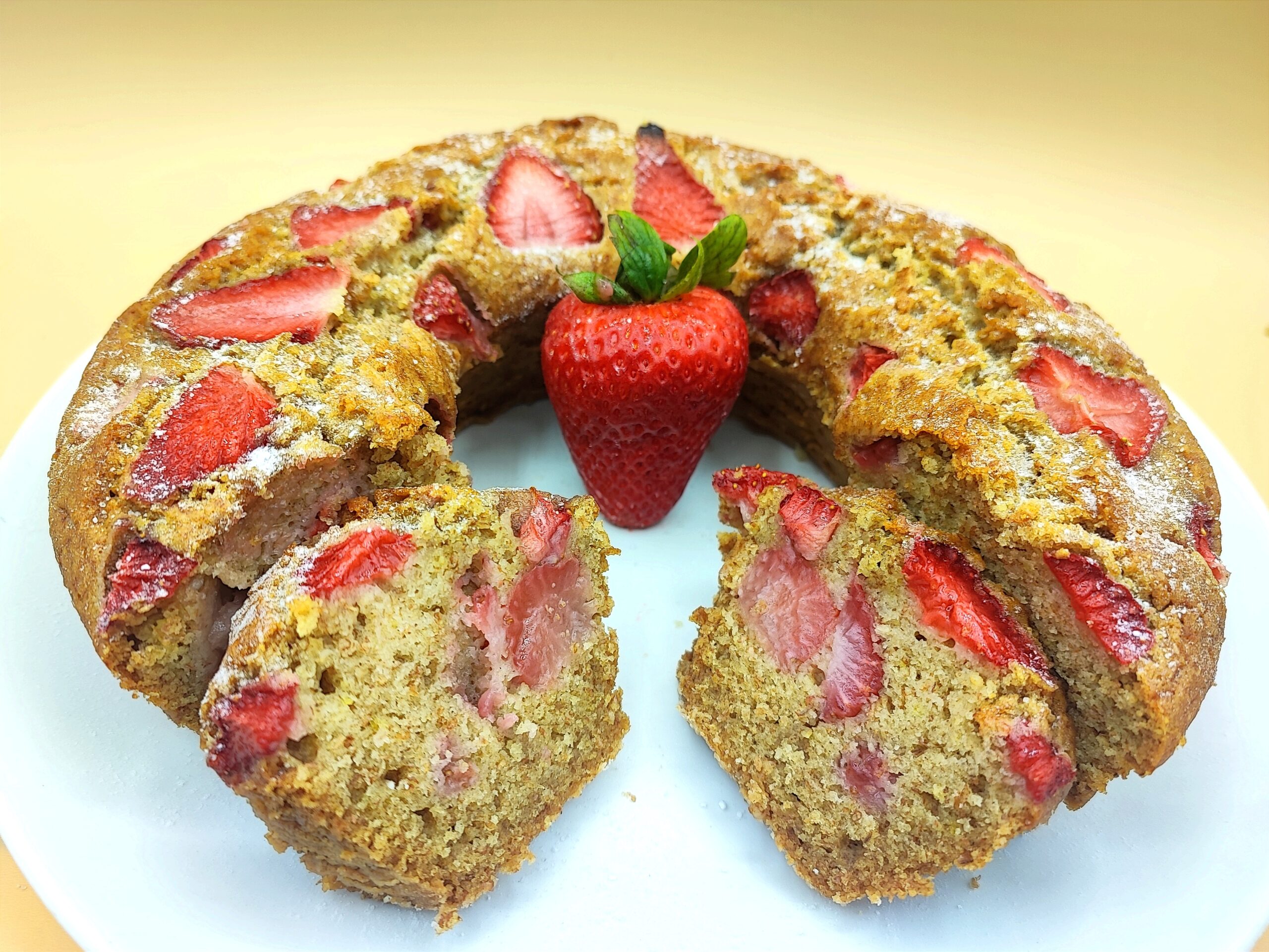 Vegan tulband met volkorenmeel en aardbeien