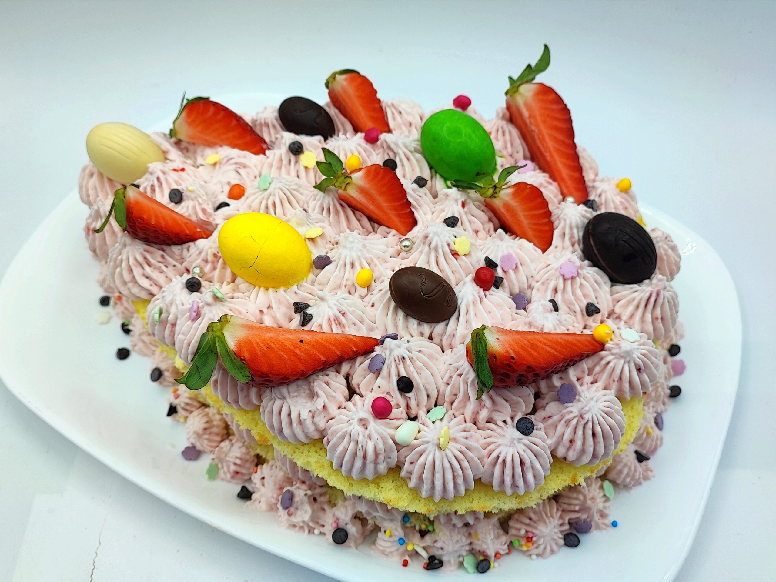 Paasei Taart met Aardbeienroom