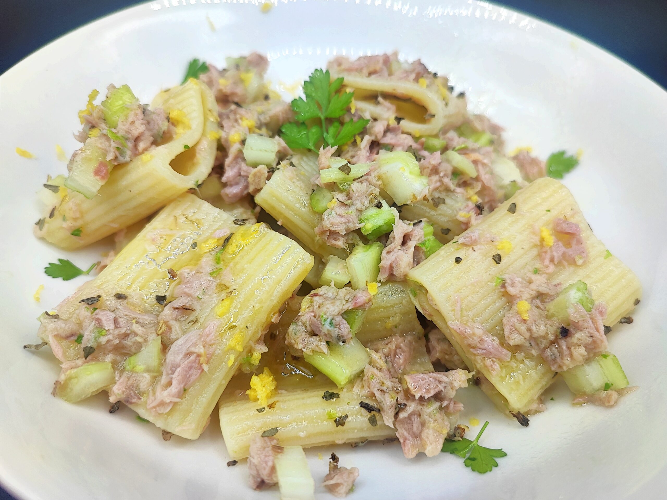 Koude pasta met tonijn en citroen