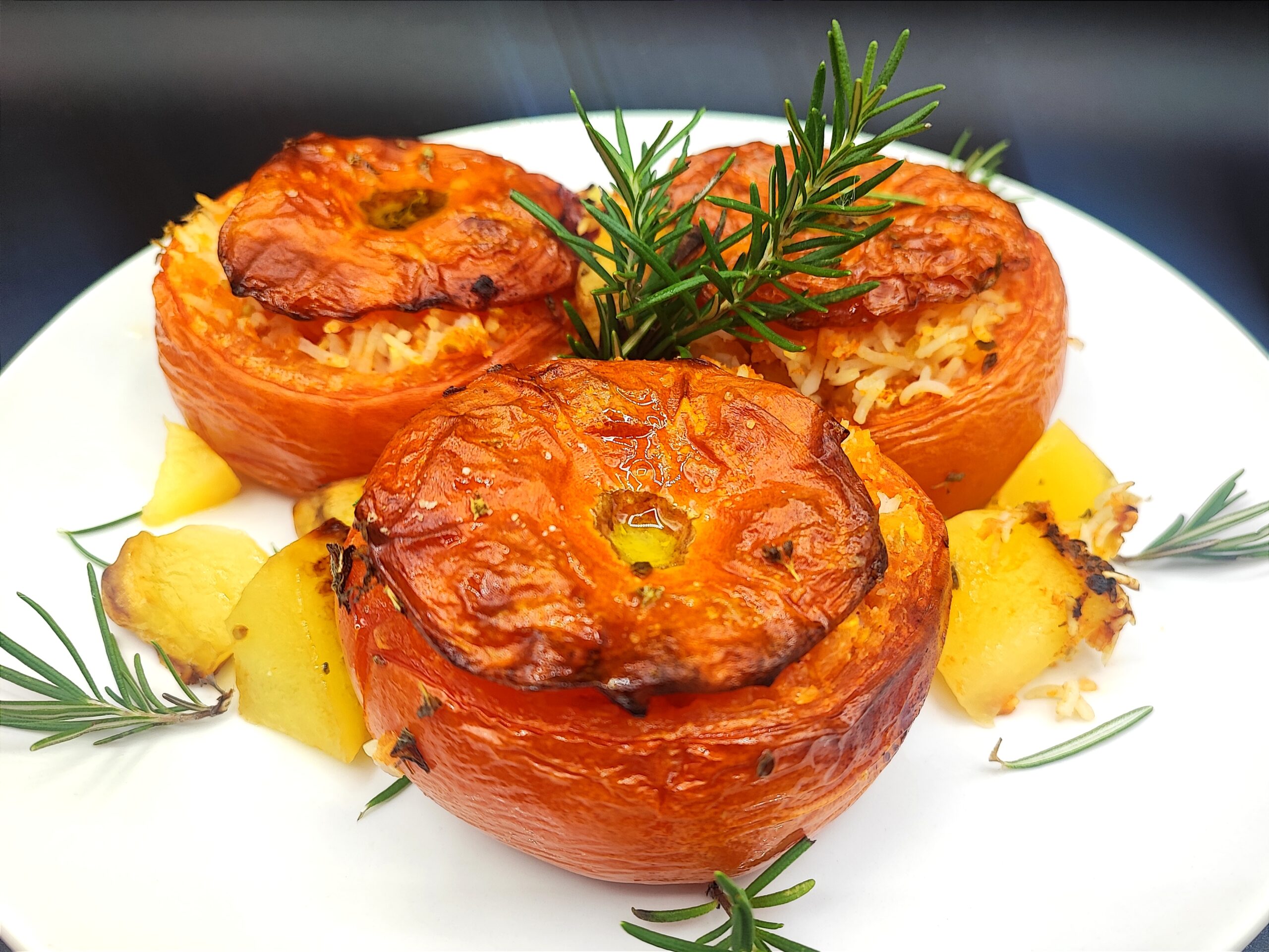 Met gevulde tomaten met rijst en aardappelen