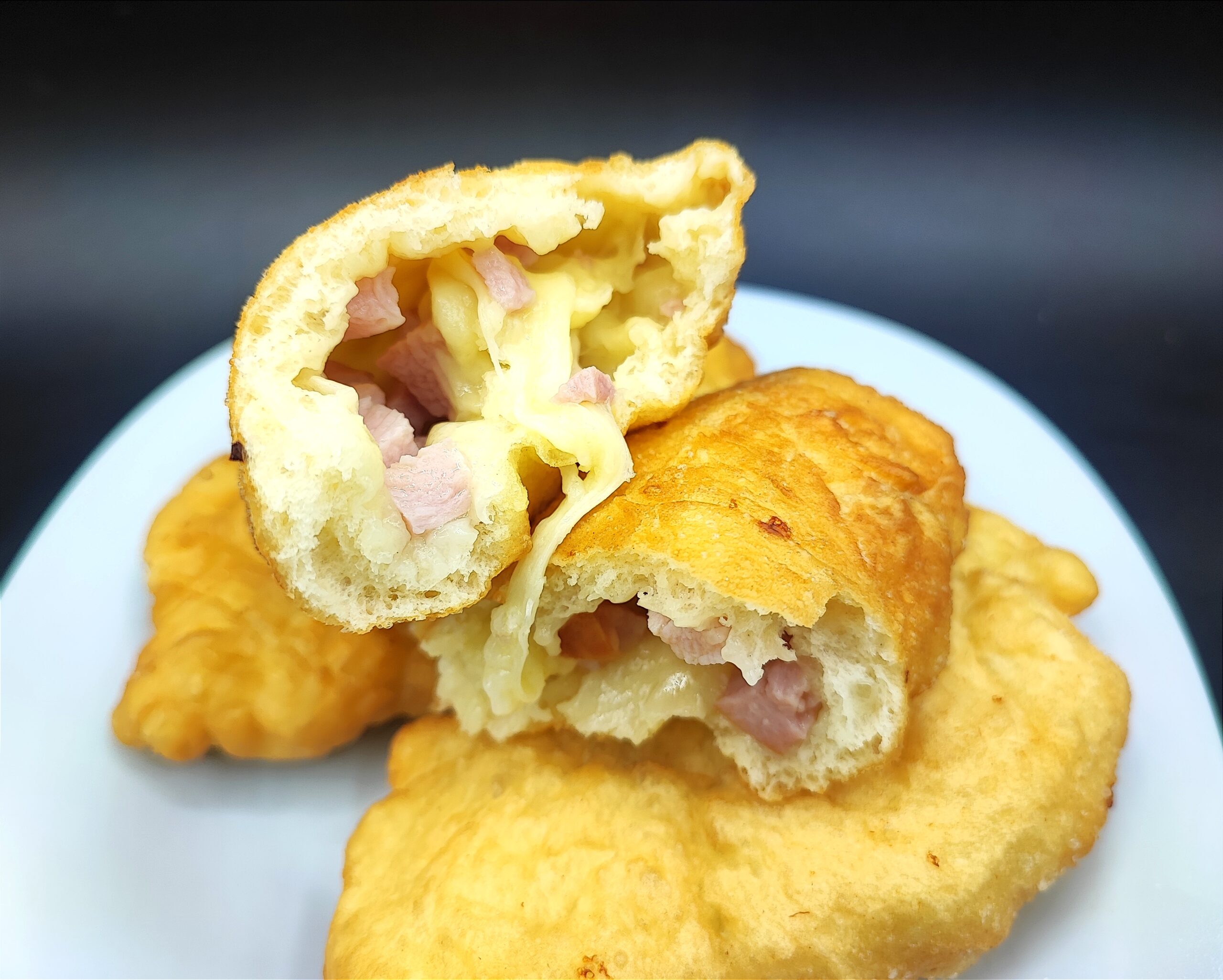 Gevulde calzones met gekookte ham en mozzarella
