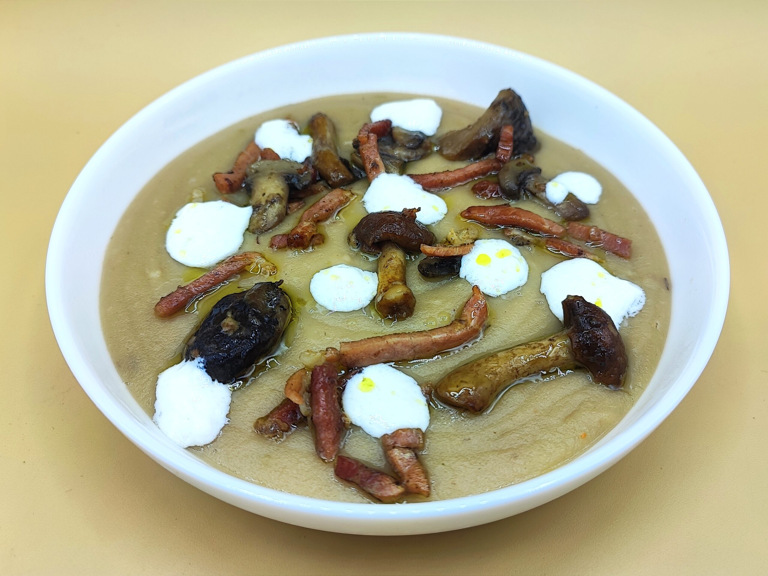 Romige kastanjesoep met champignons en spek