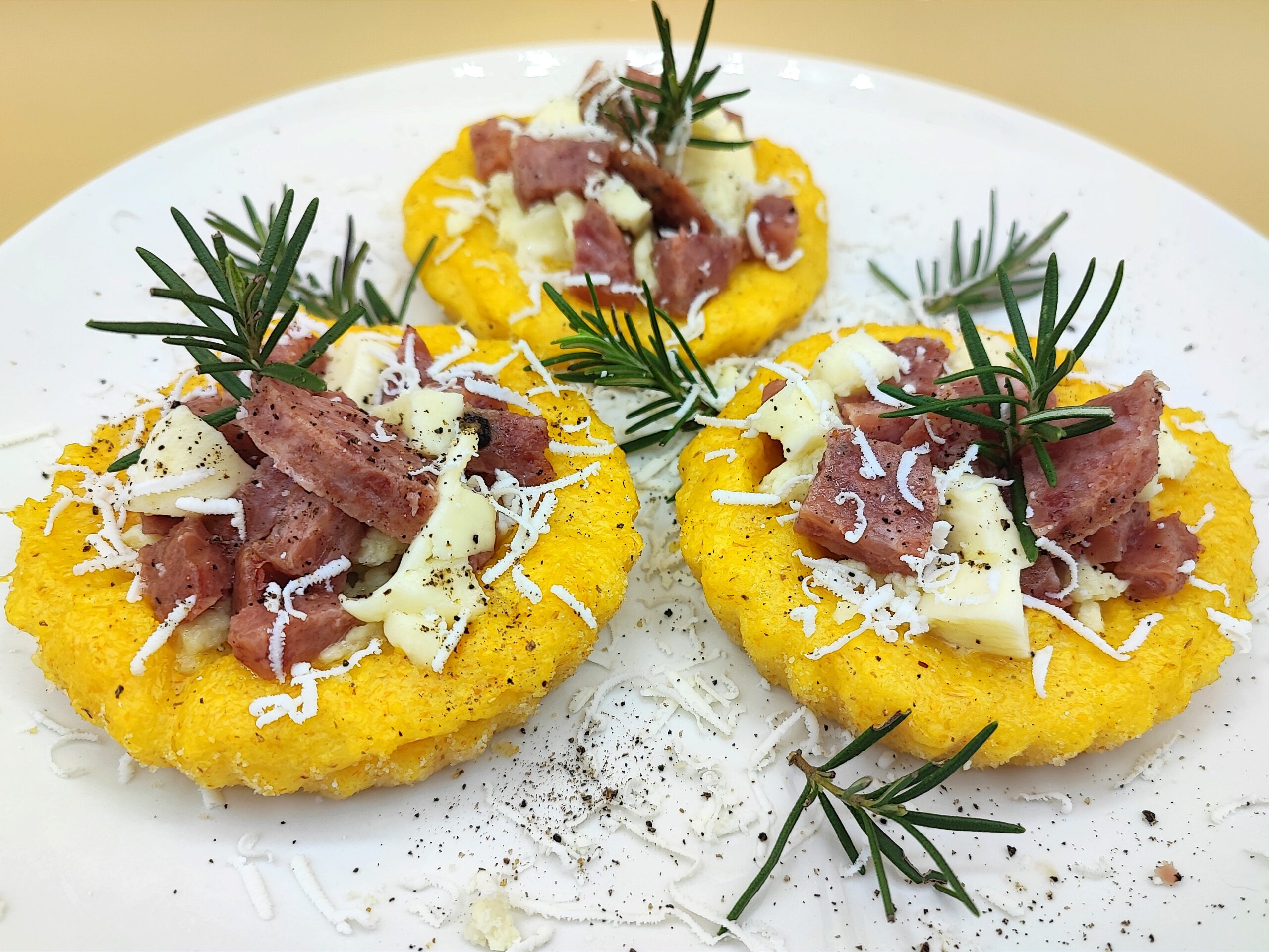 Polentetaartjes met cotechino