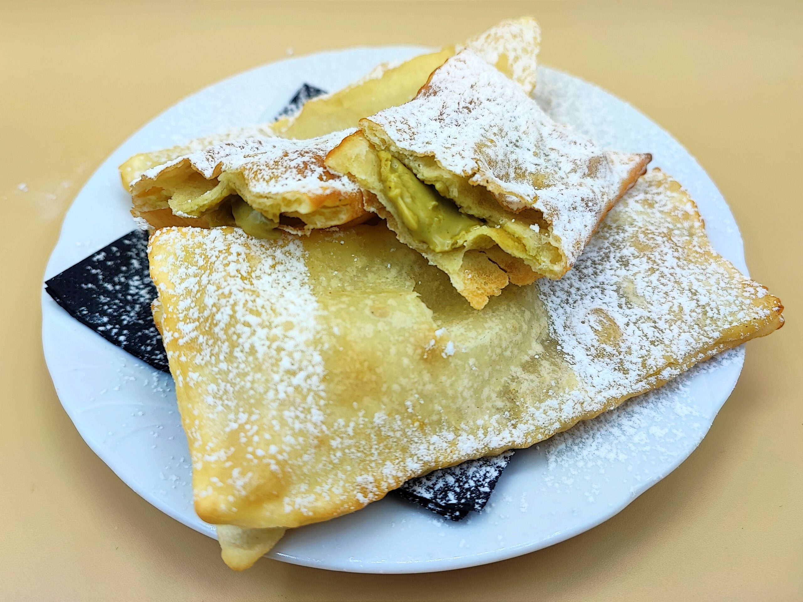 Gevulde chiacchiere met pistache