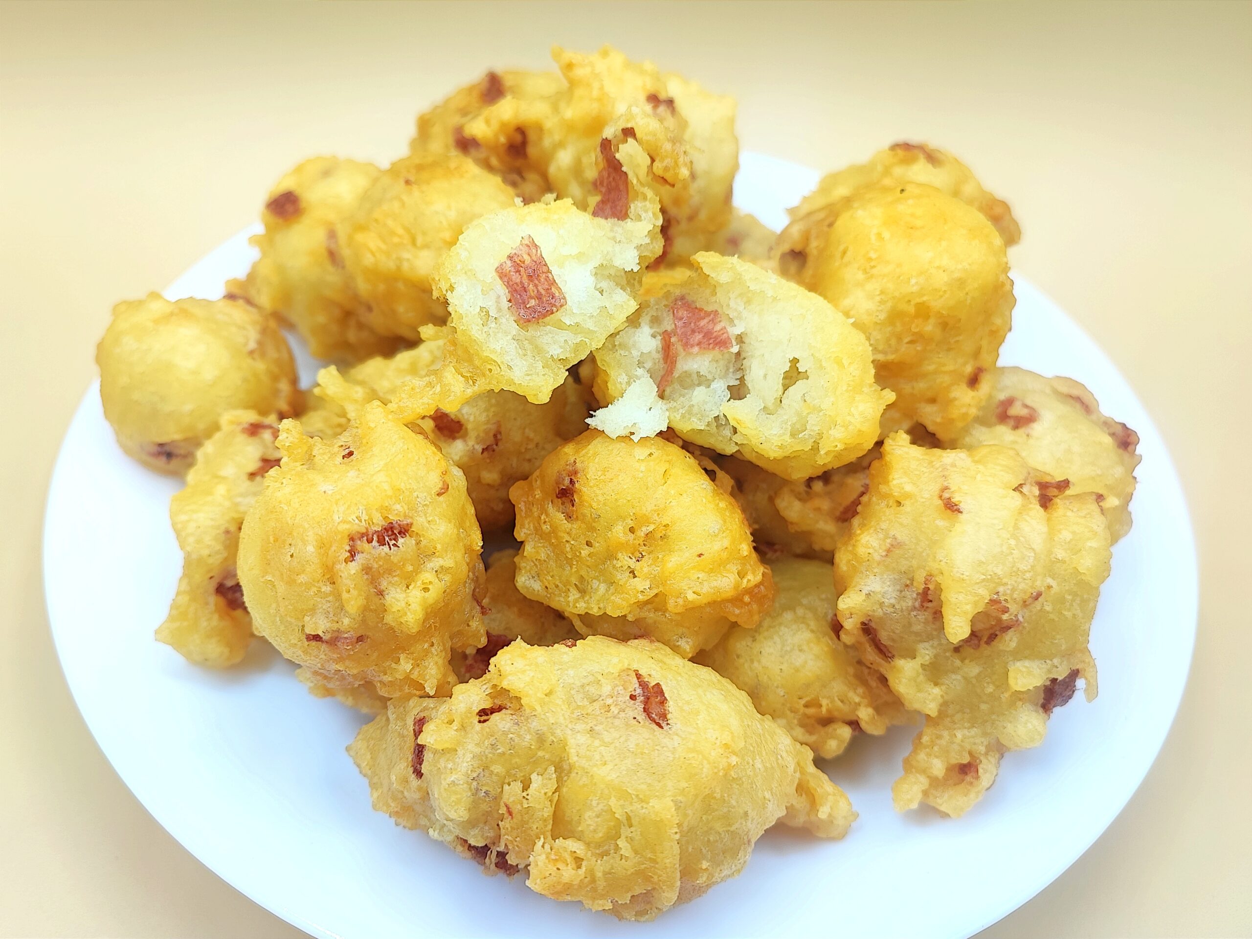 hartige zeppole met kaas en salami