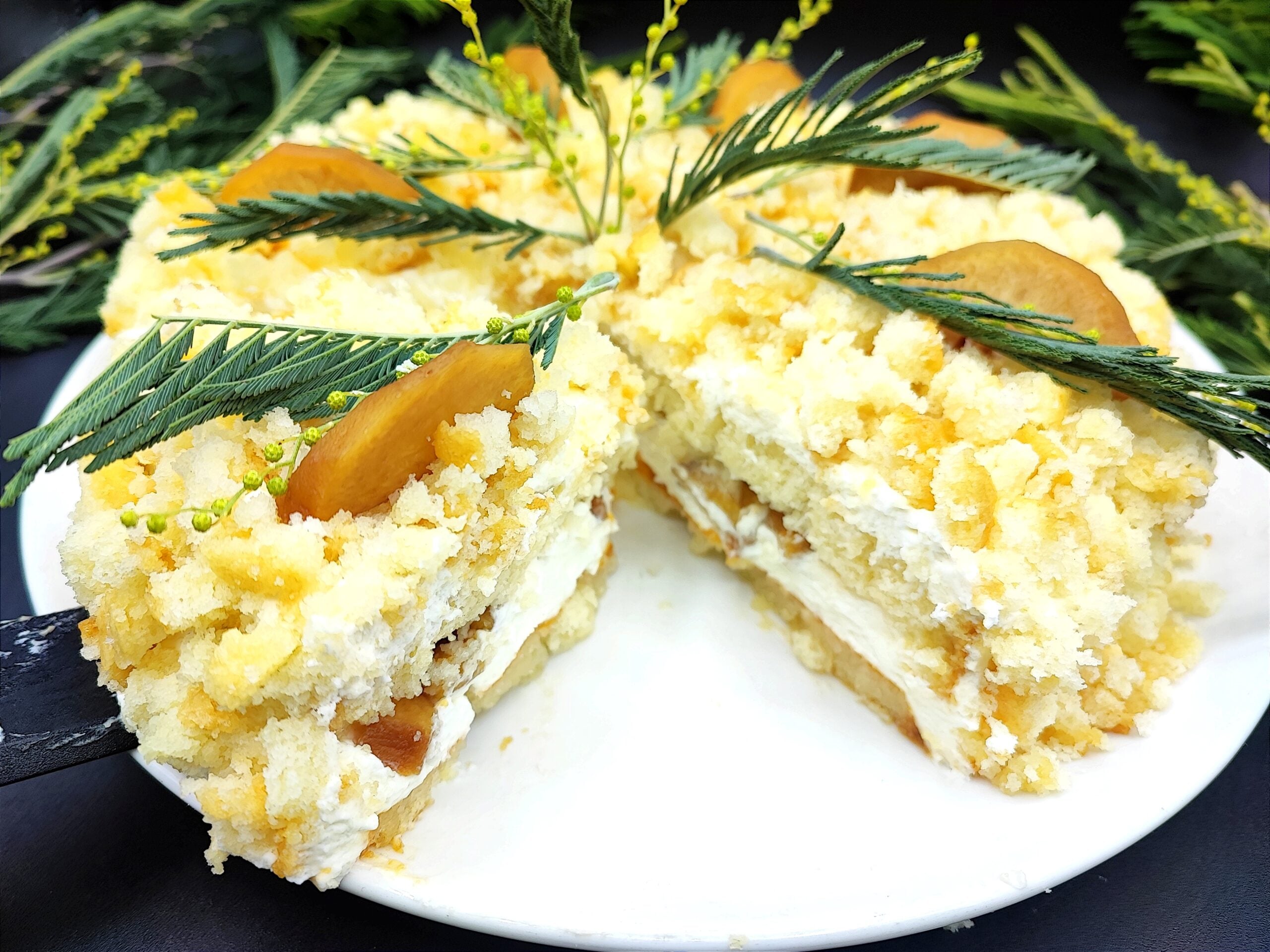 Mimosa taart zonder eieren met abrikozen