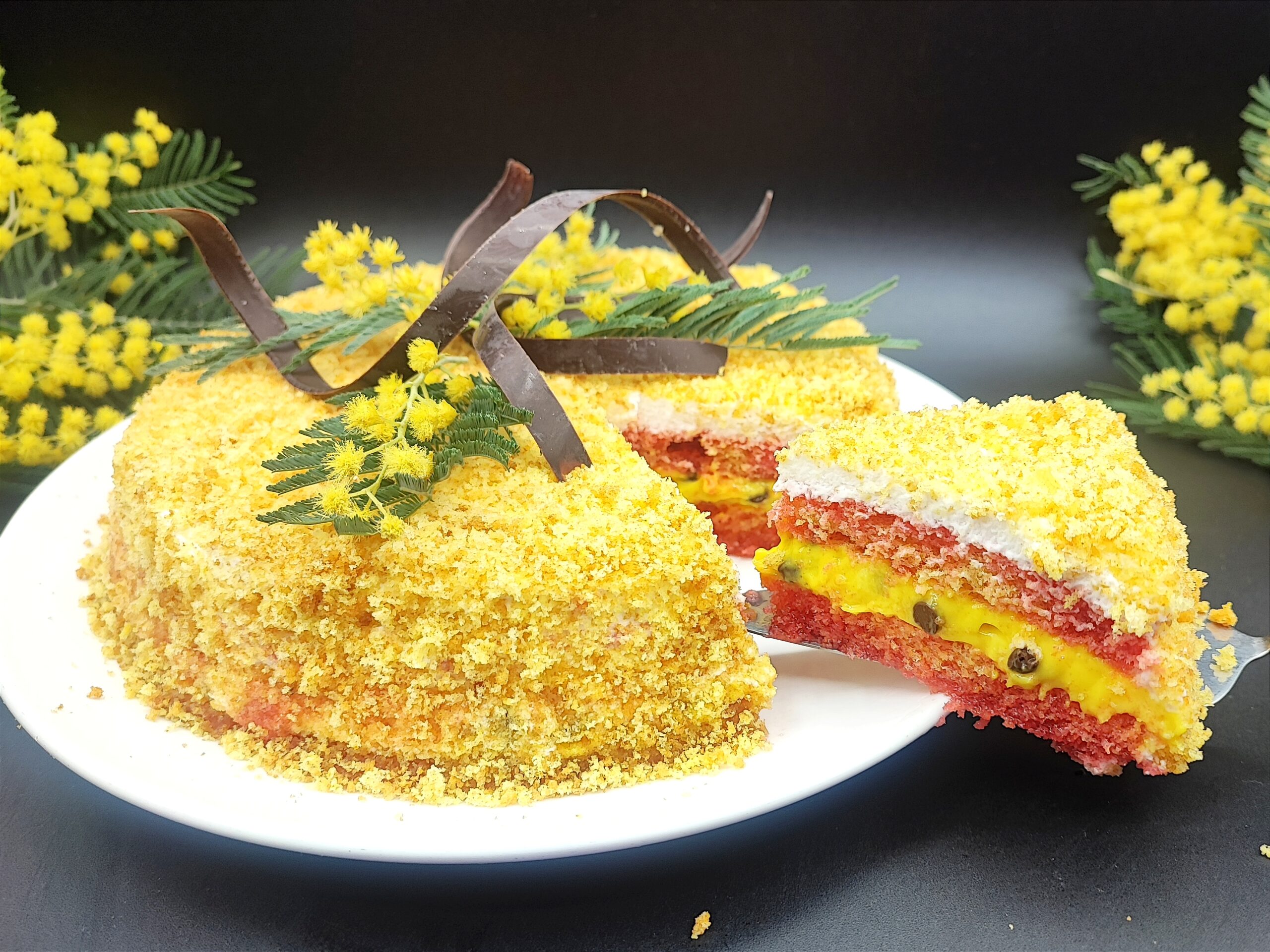 Mimosataart met alchermes en chocoladedruppels