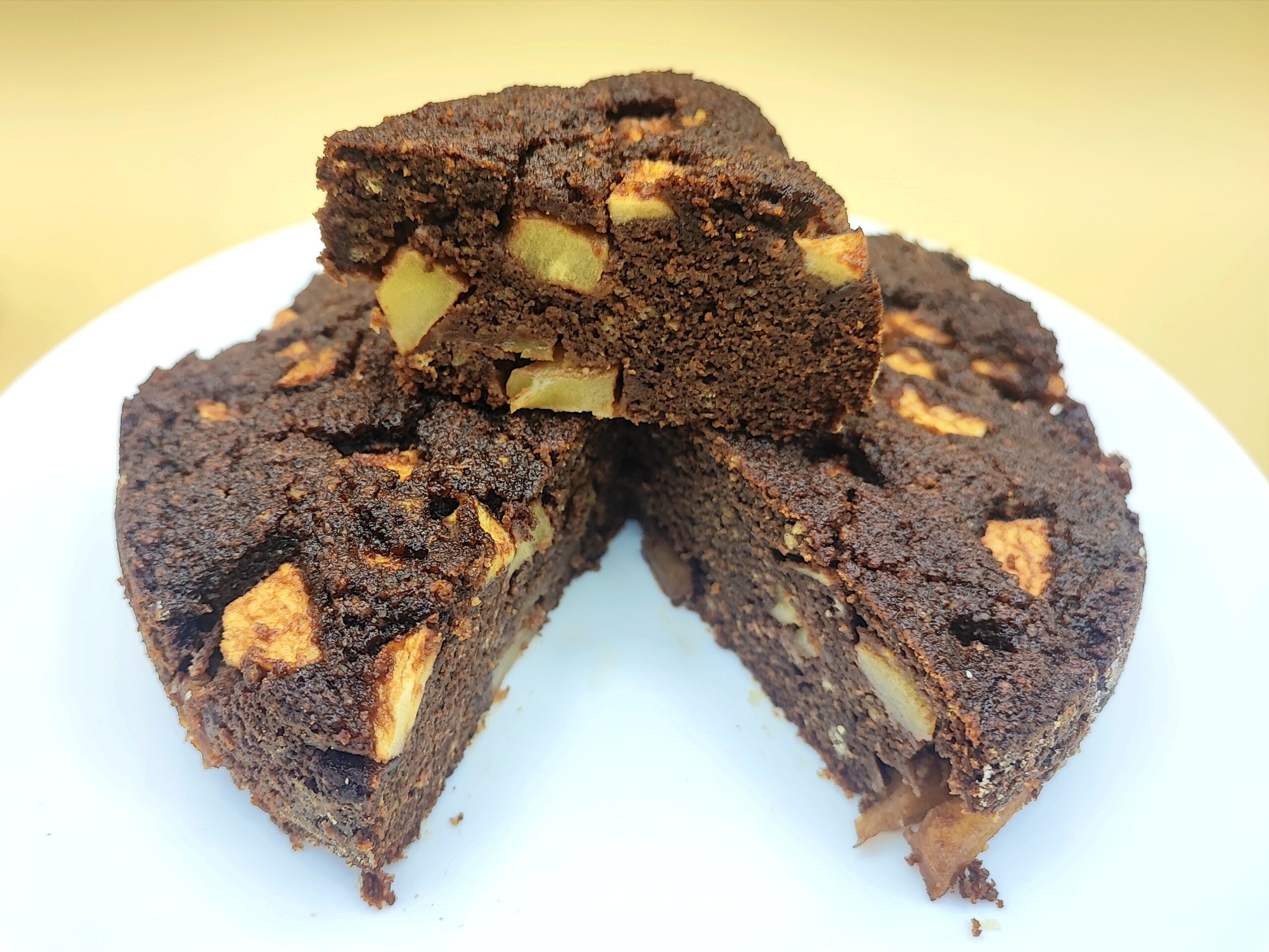 Cake met restjes biscuit en appels