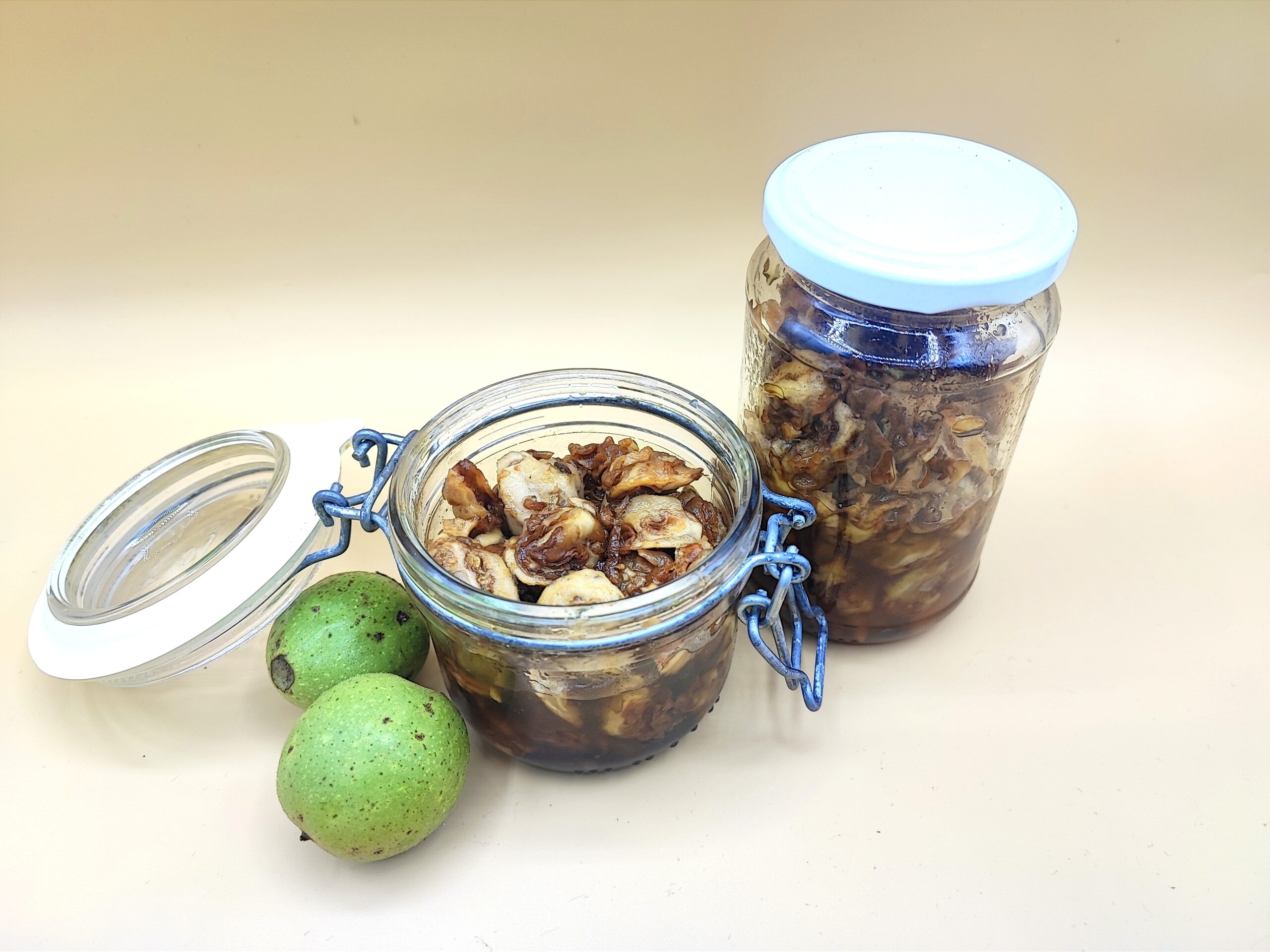 Jam van groene walnoten