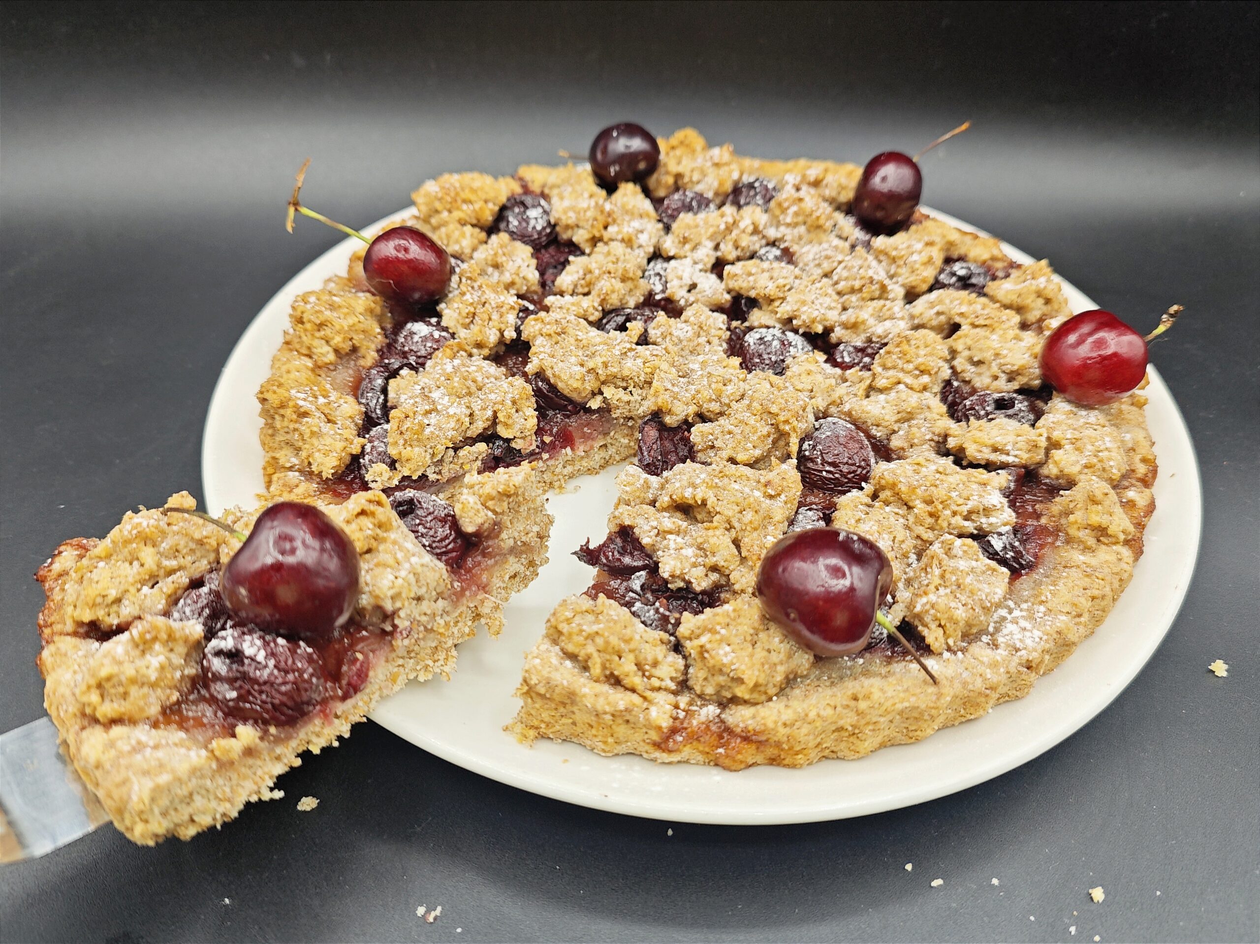 Vegan taart met volkorenmeel en kersen