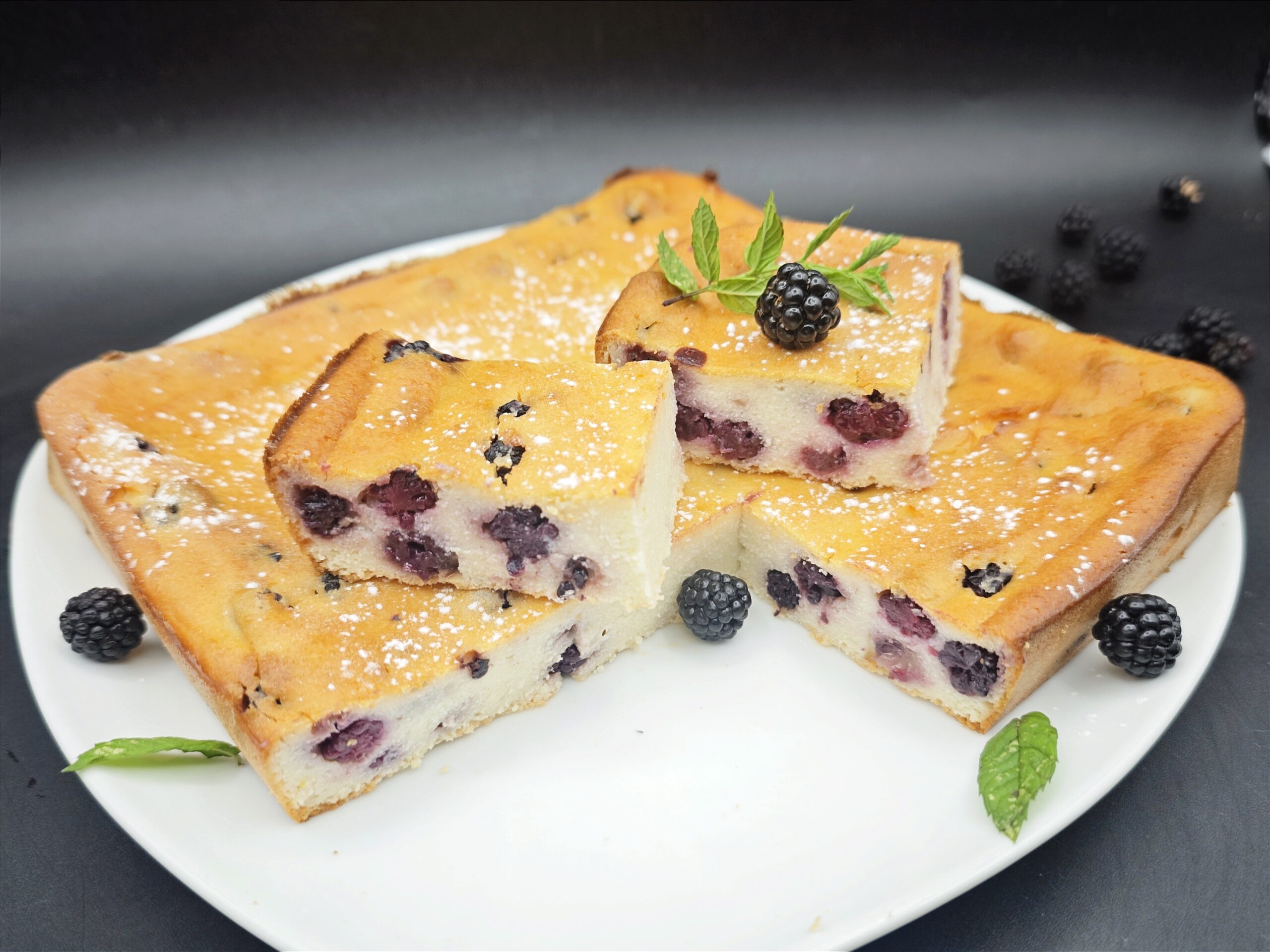 Vierkantjes met ricotta en bramen