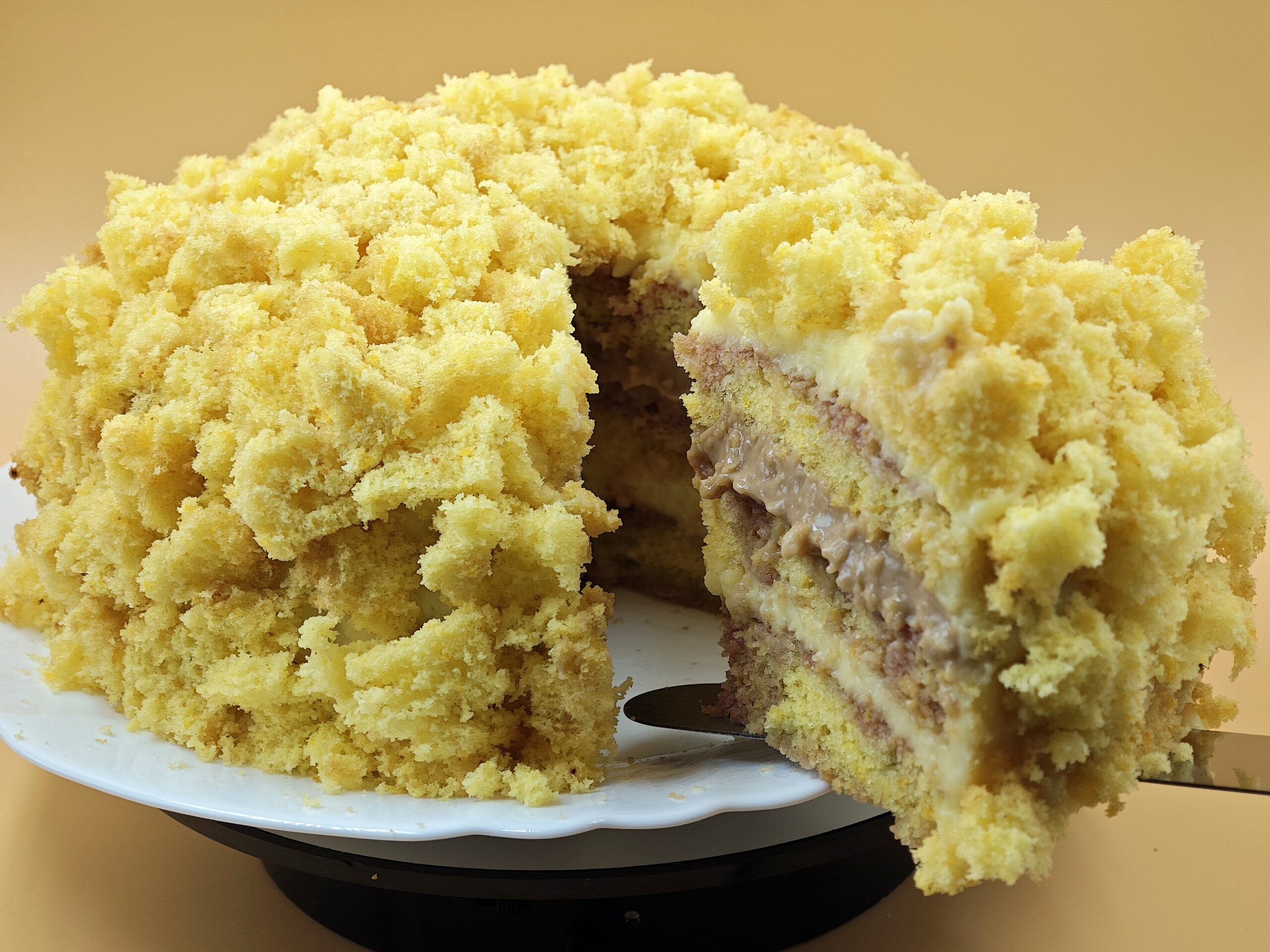 Mimosa taart met room en chocolade