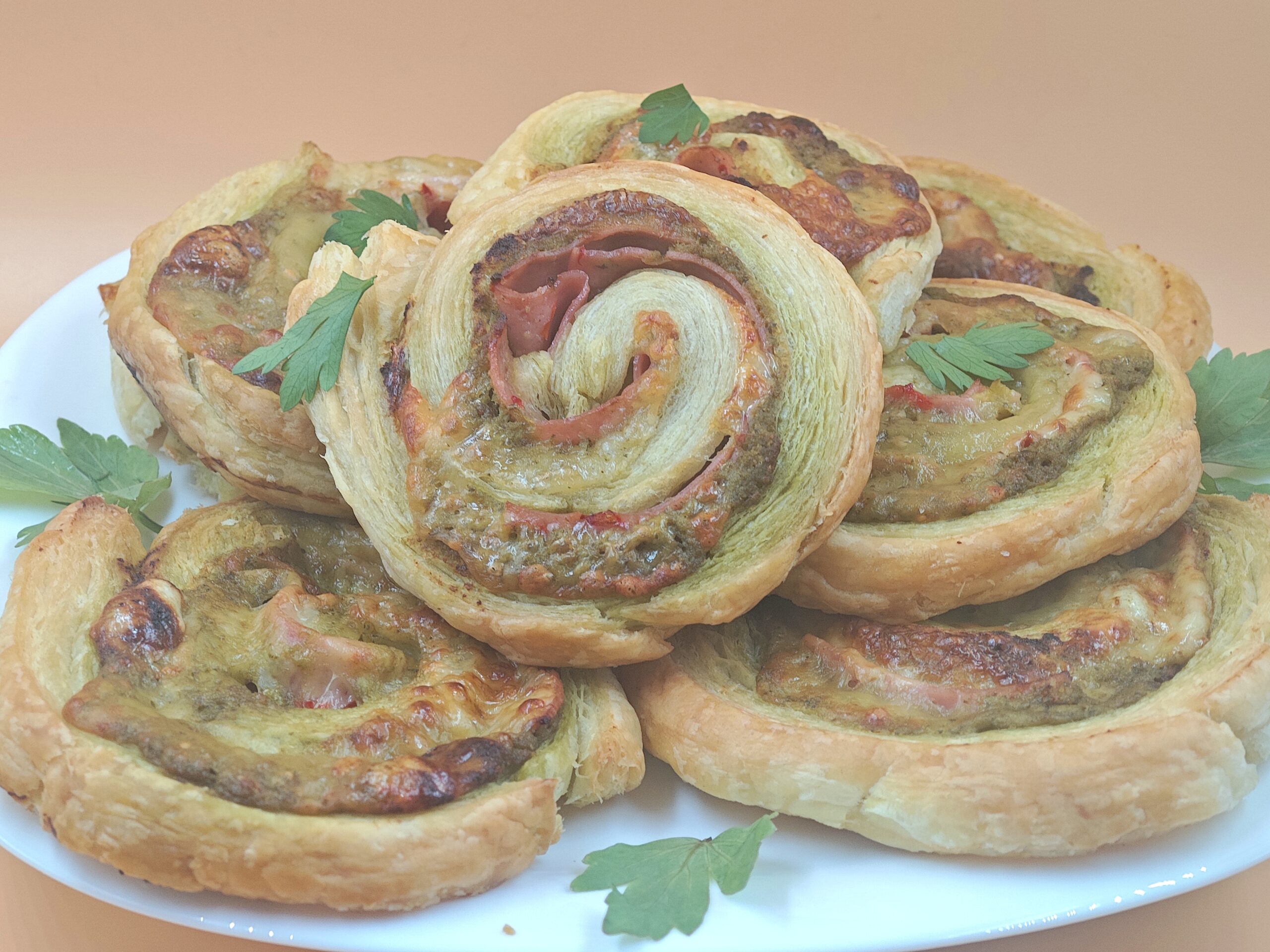 Bladerdeeghapjes met pesto