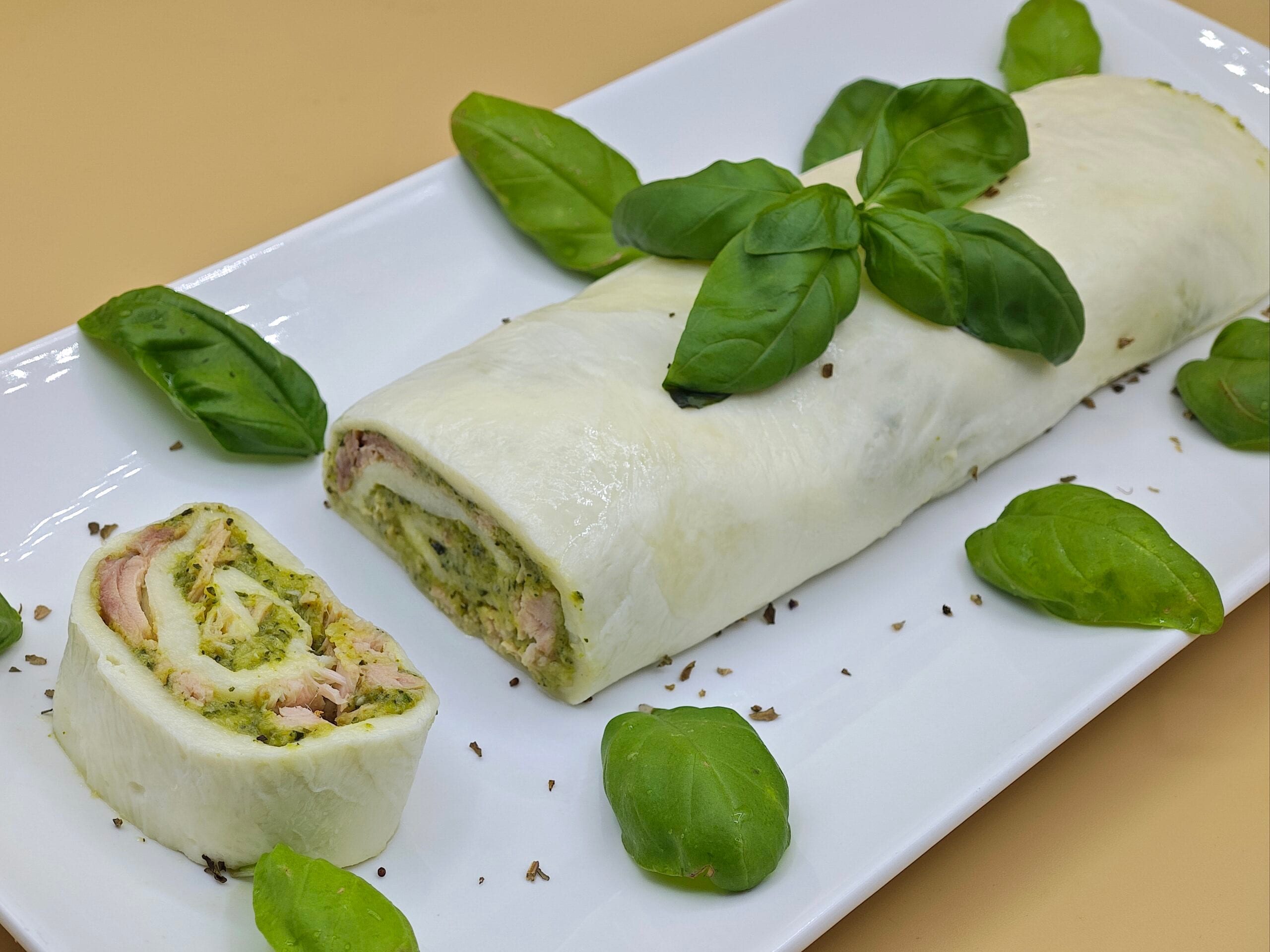 Mozzarella rol met courgettes en tonijn