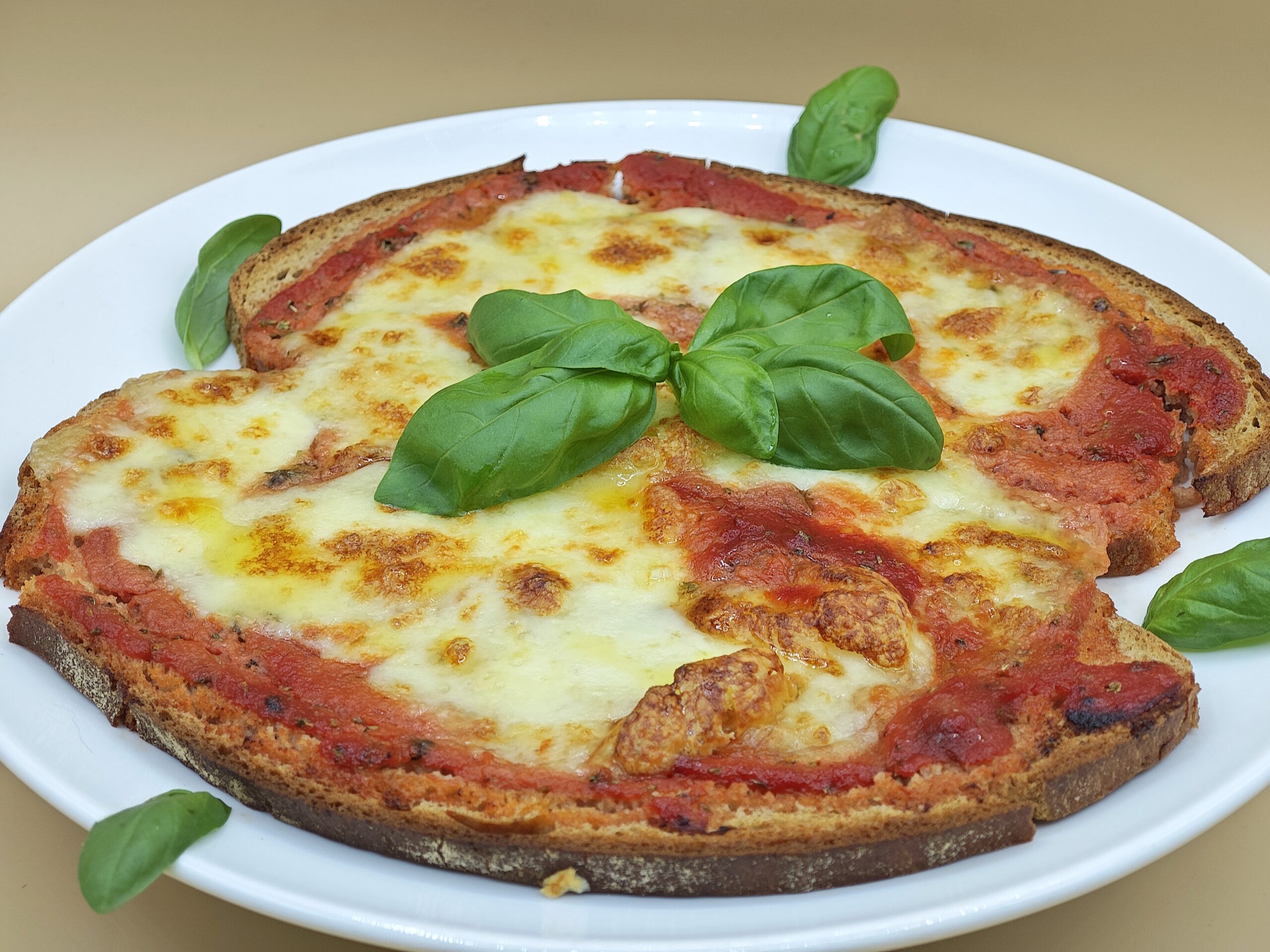 Broodpizza in een airfryer
