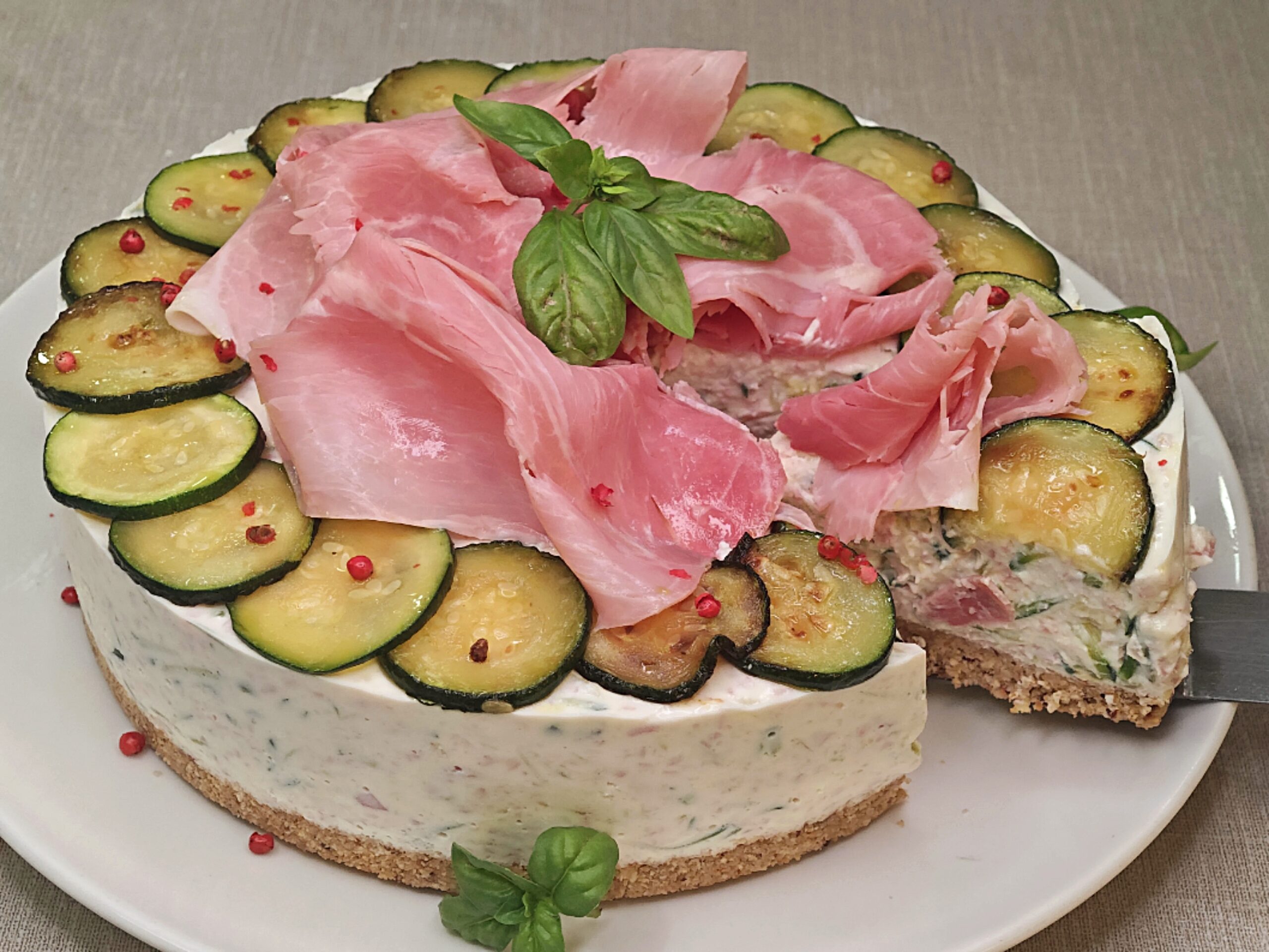 🧀 Zomers hartige cheesecake met ham en courgette (zonder bakken)