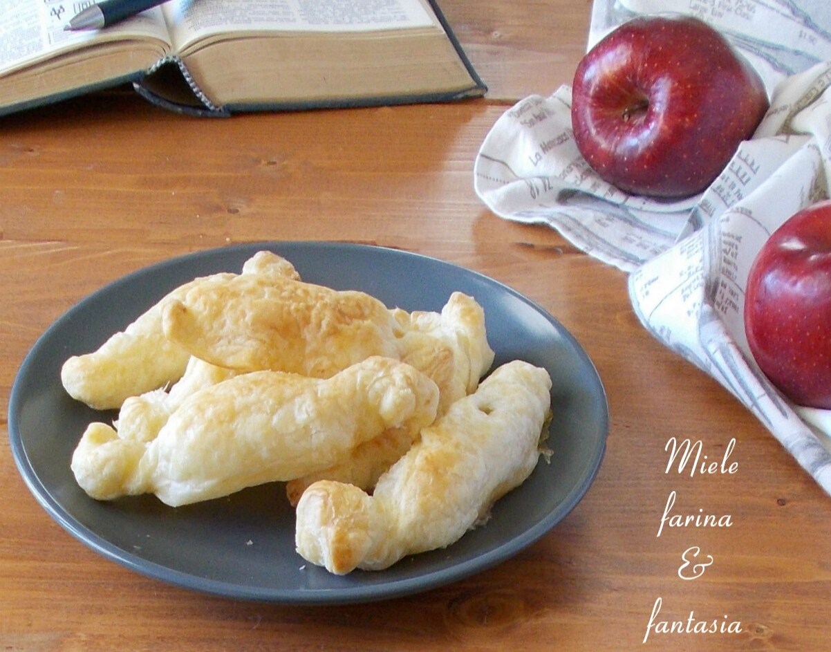 Appelschijfjes en honing in bladerdeegkorst
