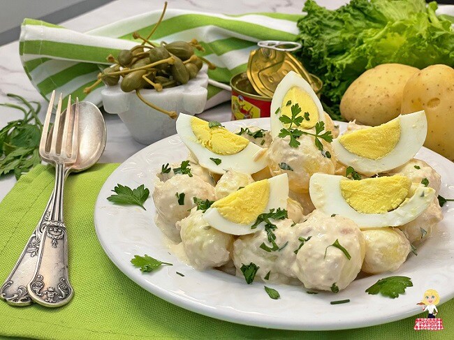 Aardappelsalade met tonijn en gekookte eieren
