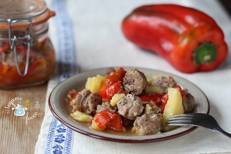 Worst in potkoken met aardappelen en paprika