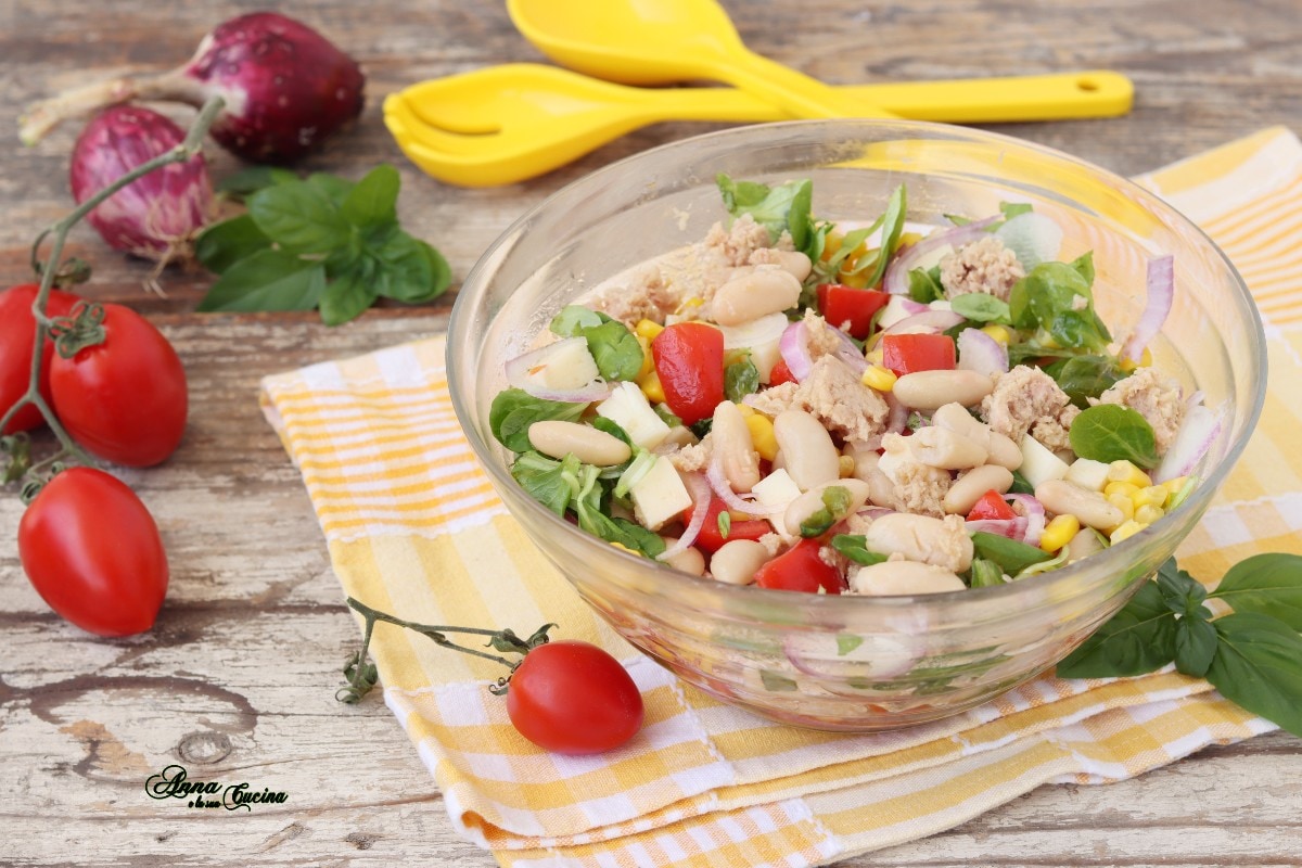 Koude bonen- en tonijnsalade met maïs en ui