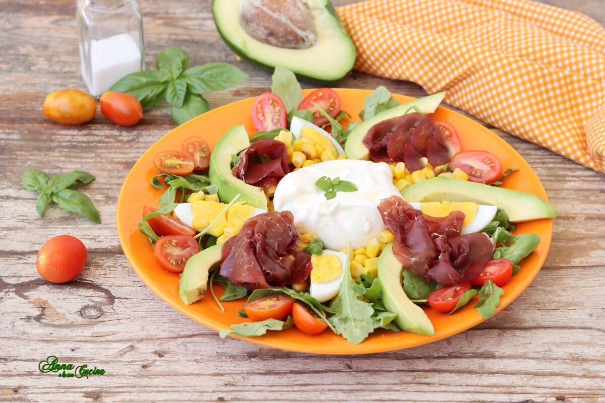 Gemengde salade met burrata en avocado