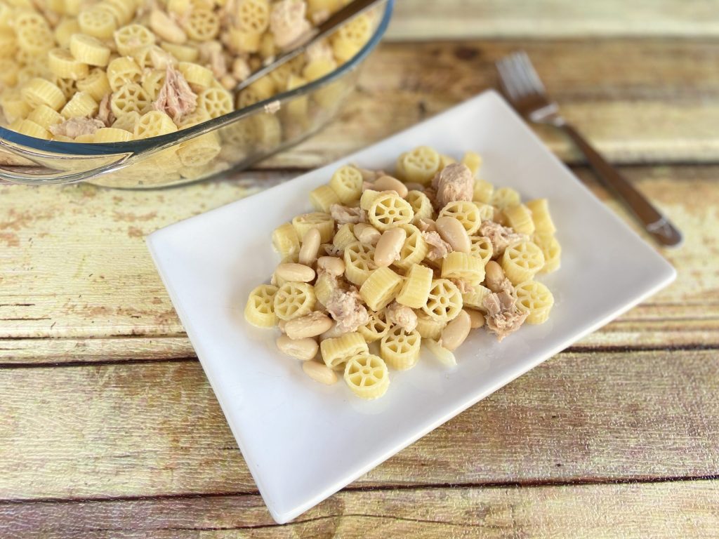 Koude pasta met tonijn en bonen