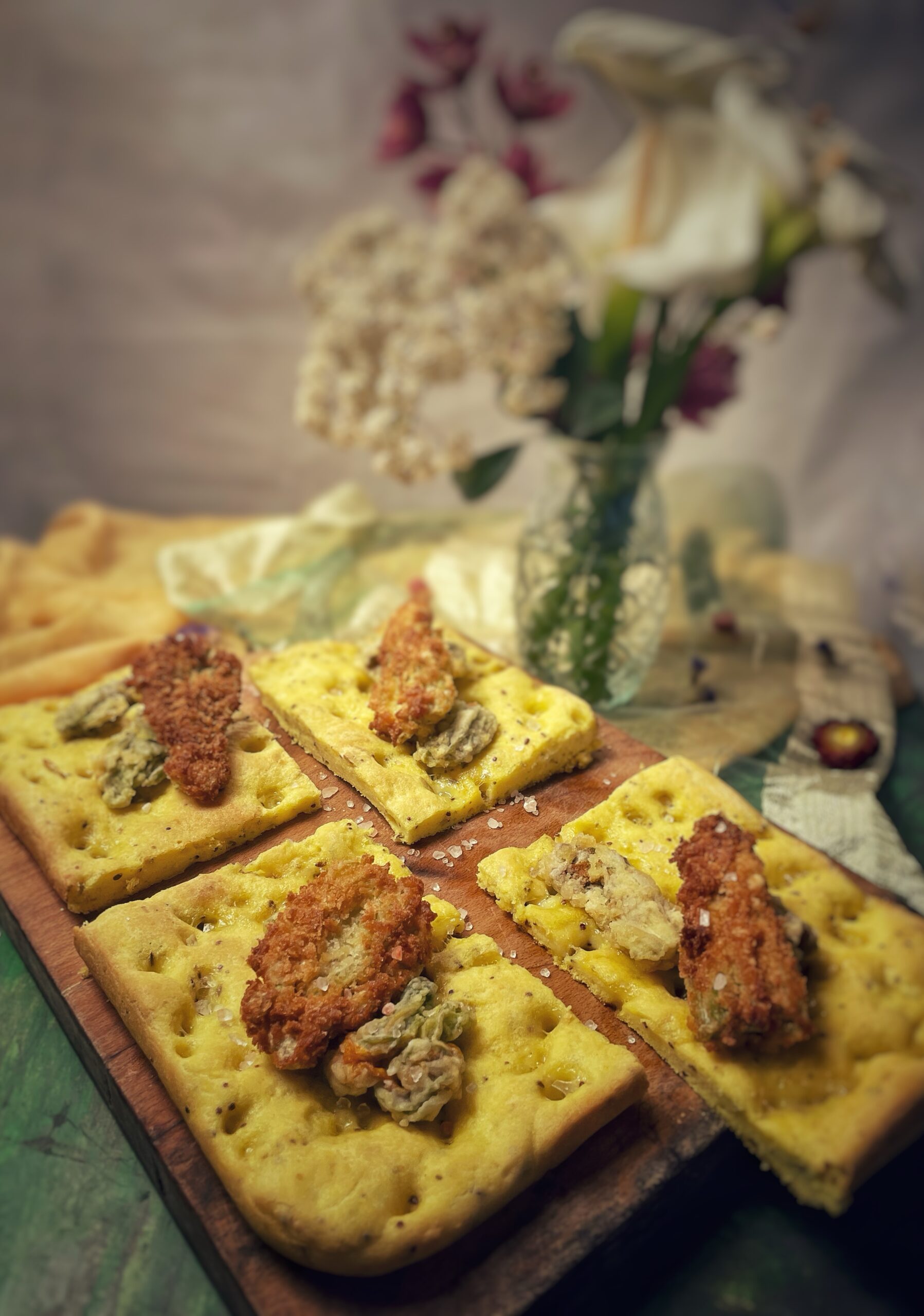 Glutenvrije focaccia met gefrituurde courgettebloemen
