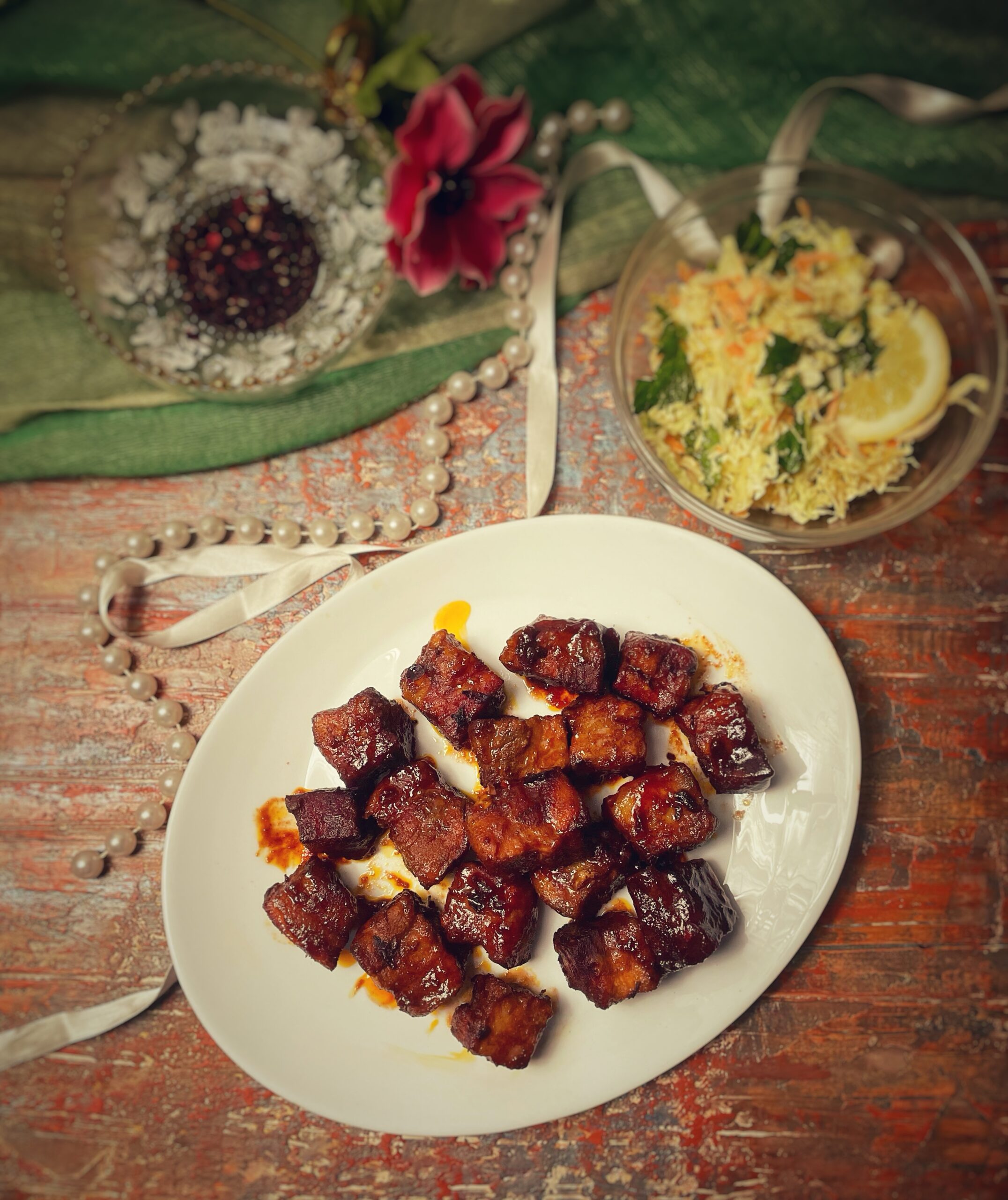 Pork belly burnt ends met hibiscus BBQ-saus