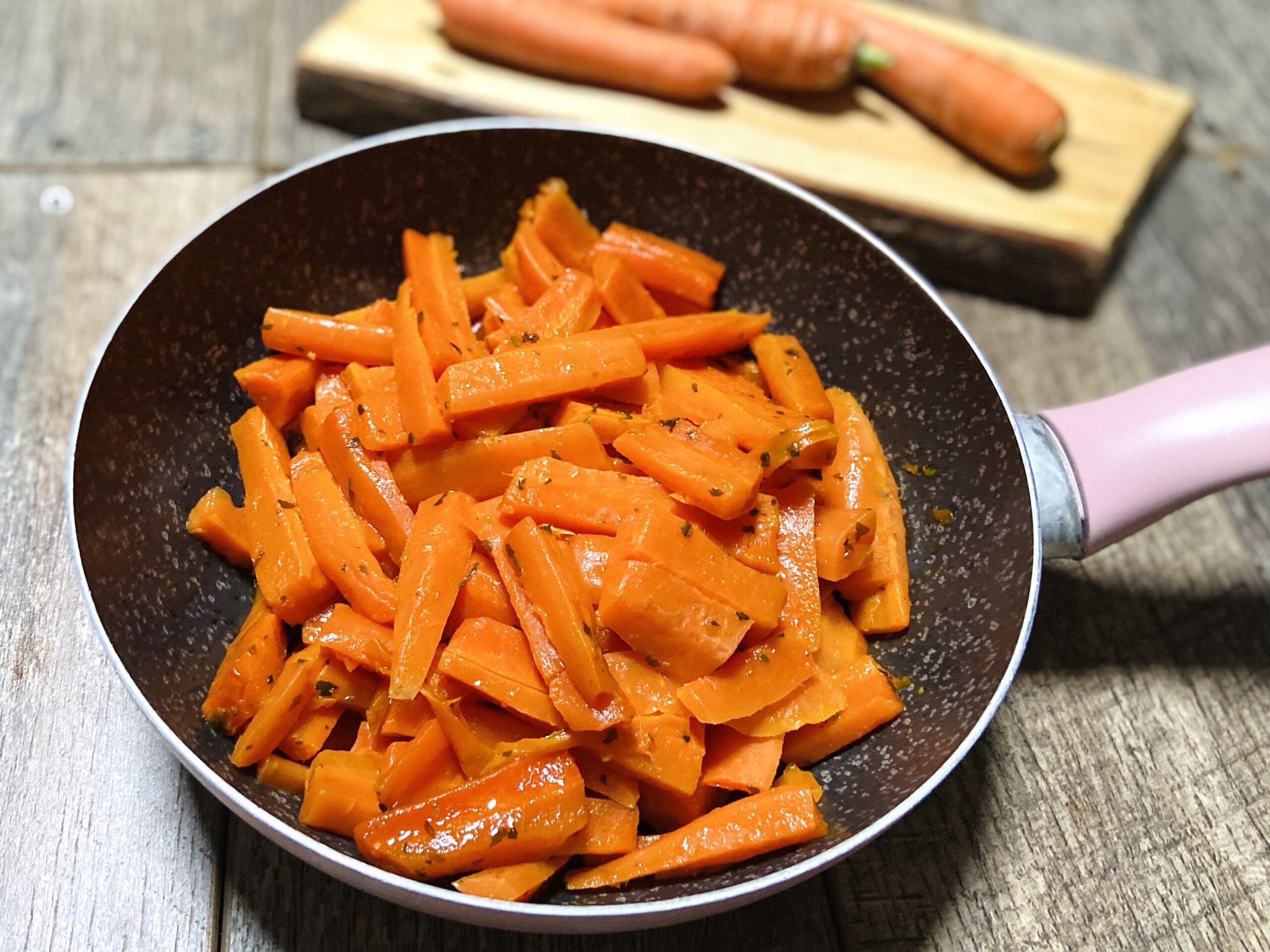 Wortelen in Stokjes in de Pan