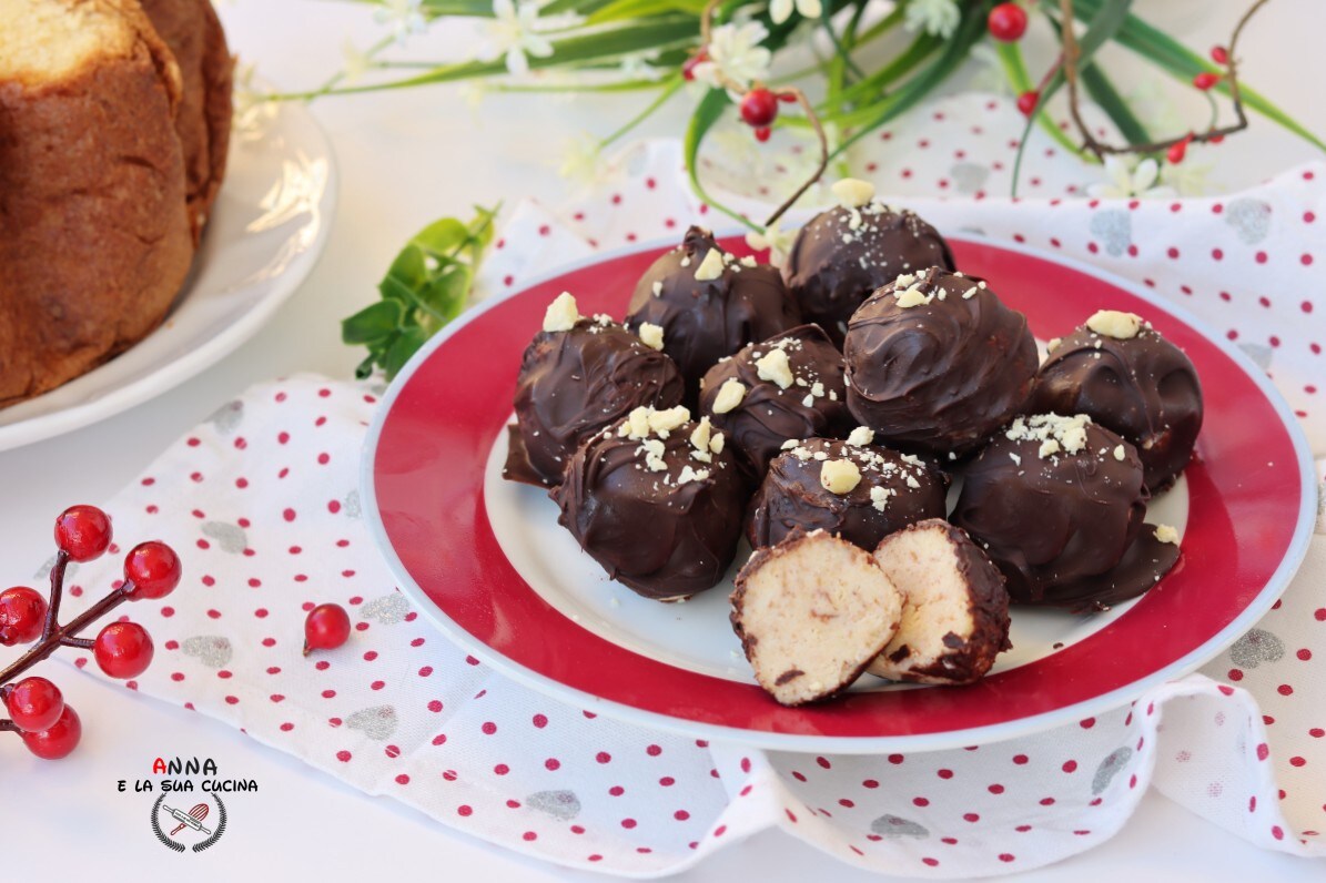 Bonbon van pandoro met rum en pure chocolade