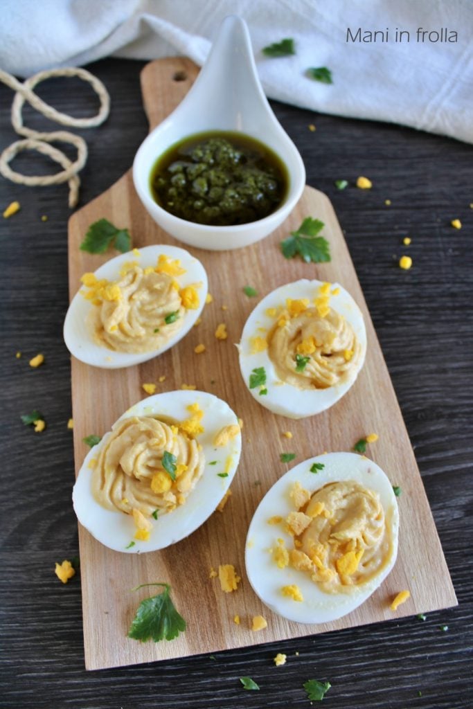 Mimosa-eieren met groene saus